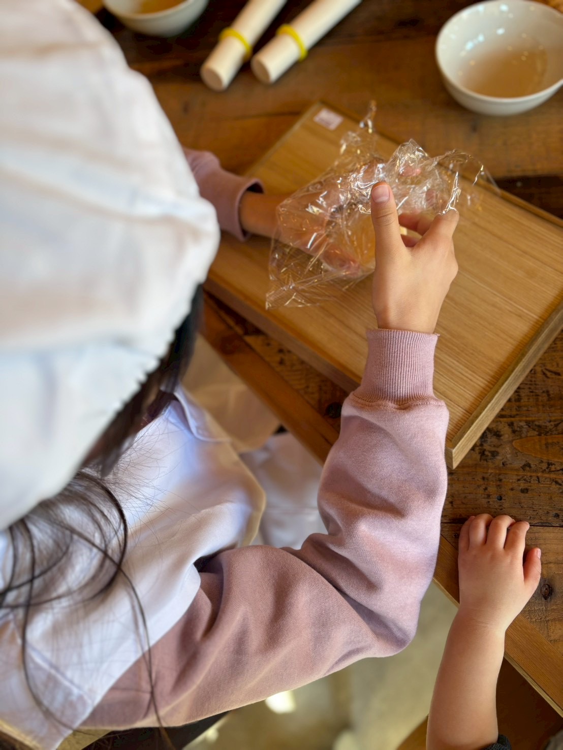 準備はできてるよ。エプロンをつけて準備はできてるよ！！と叫ぶ女の子。