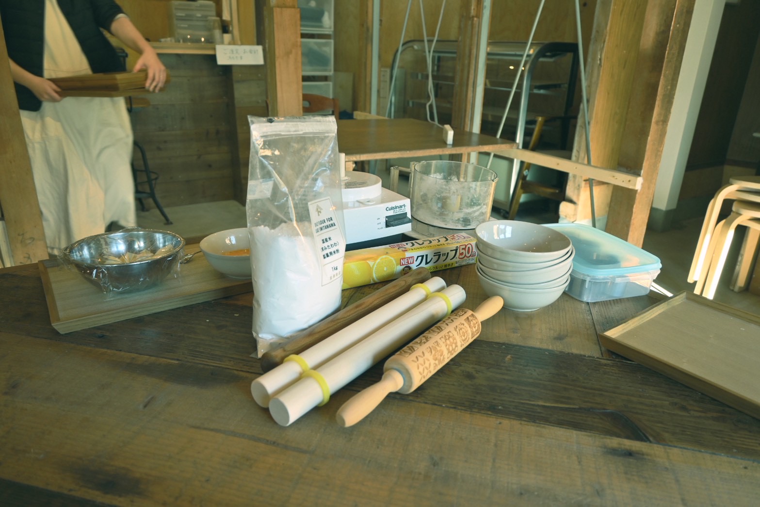 これは、生地を伸ばす棒だよ。kぉれ知ってる。親子の会話が聞こえてくる様子。