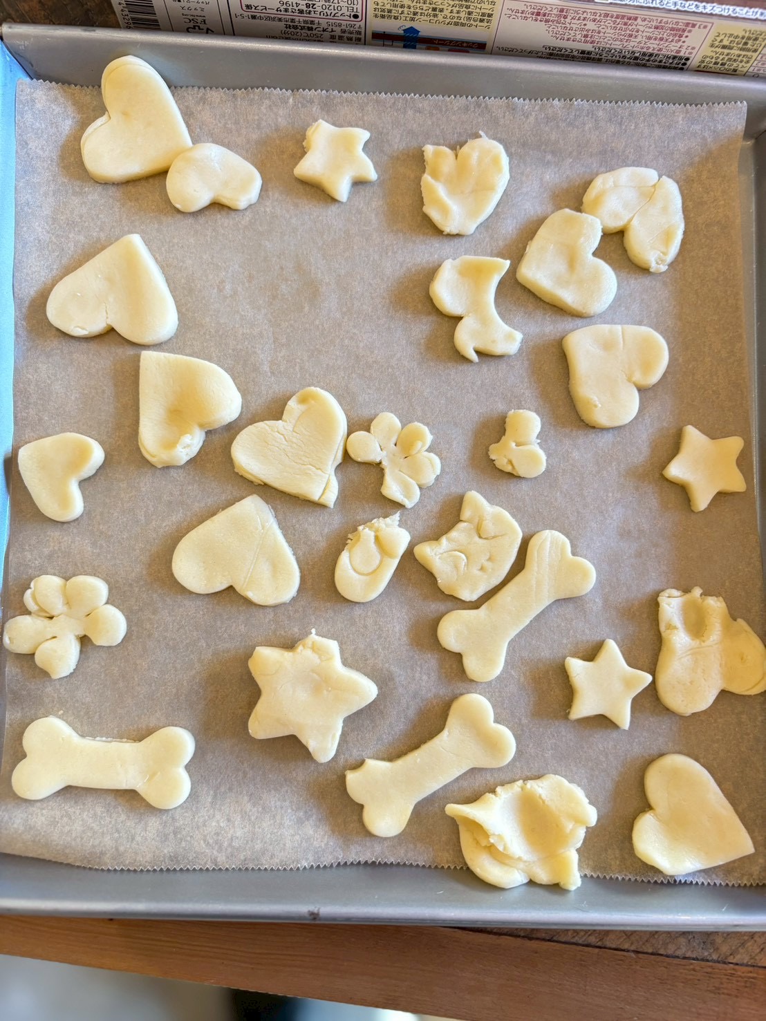 クッキーの形に「正解」なし！🦕 怪獣からお顔まで、米粉のキャンバスに描かれた子どもたちの自由なアートが焼き上がります。