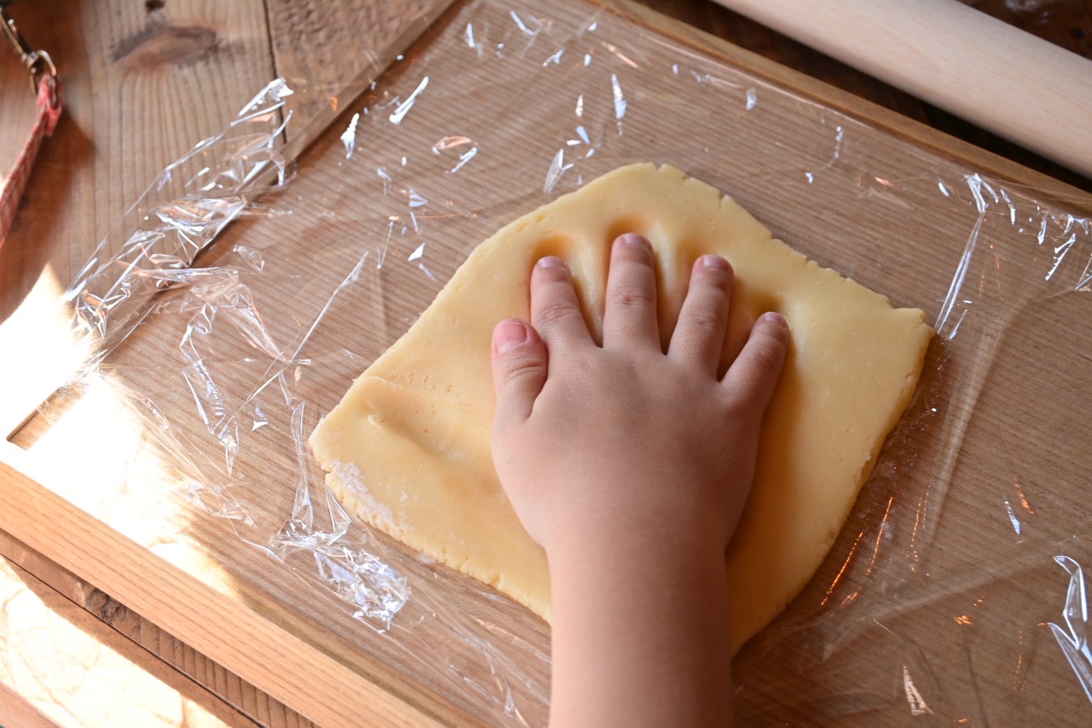 僕も手の形になったよ。と喜ぶ姿。