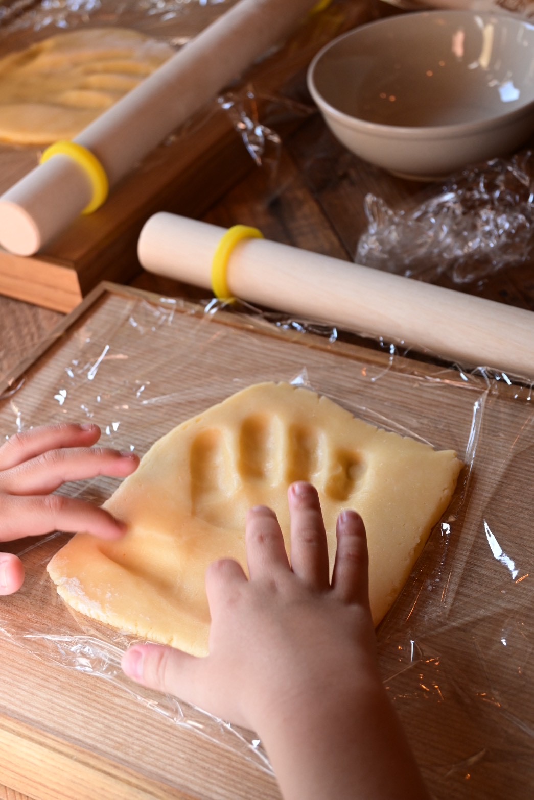 気持ちいい。これクッキーなのにやらかいよ。どうやって硬くなるのと疑問を持つ男の子。