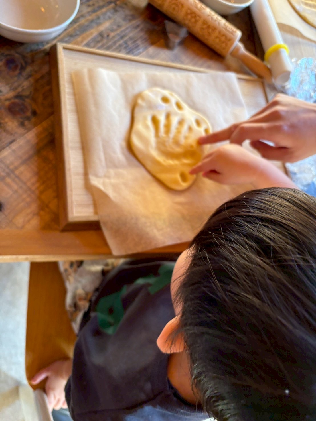 お父さんもやってよ！！と言い署にクッキー作りから親子の会話が生まれる。