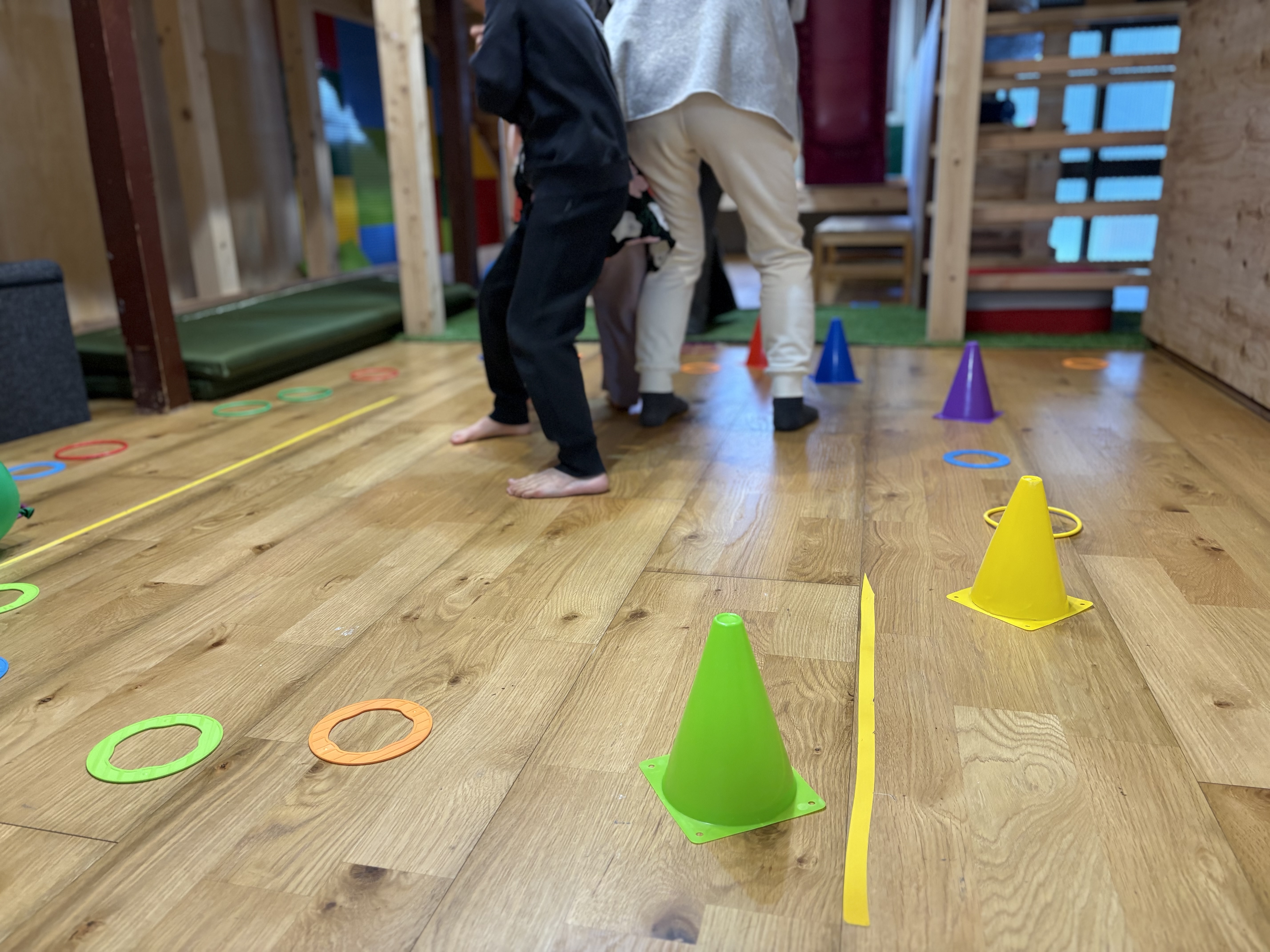 負けないぞと、小さな体で大人にぶつかる勇気がすごい瞬間。