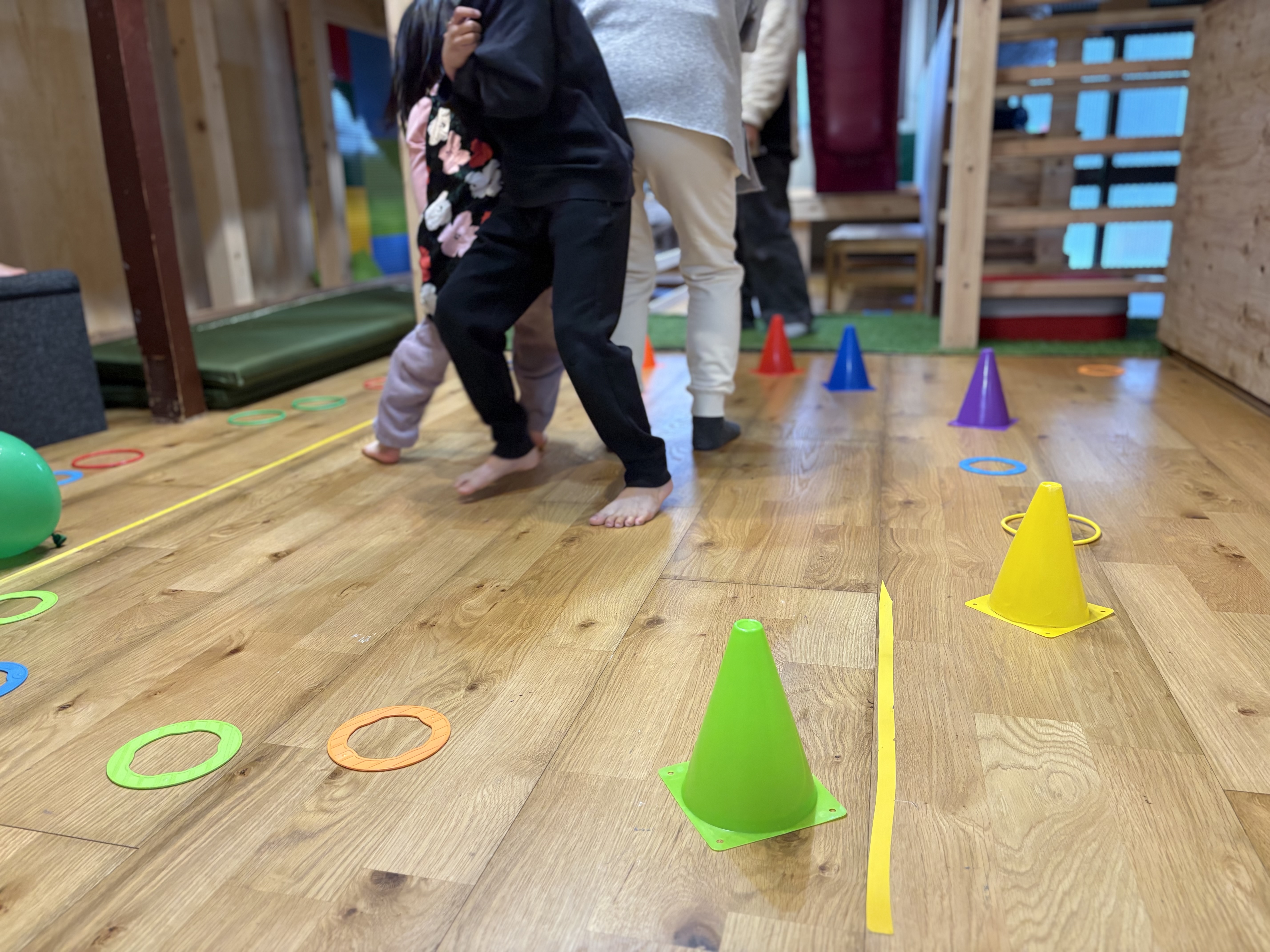 この「ぎゅ〜っ」が、心の栄養になる。🌞 ぶつかり合って、転がって、最後はみんなで大爆笑。言葉以上の「安心感」を体で覚える大切な時間です。