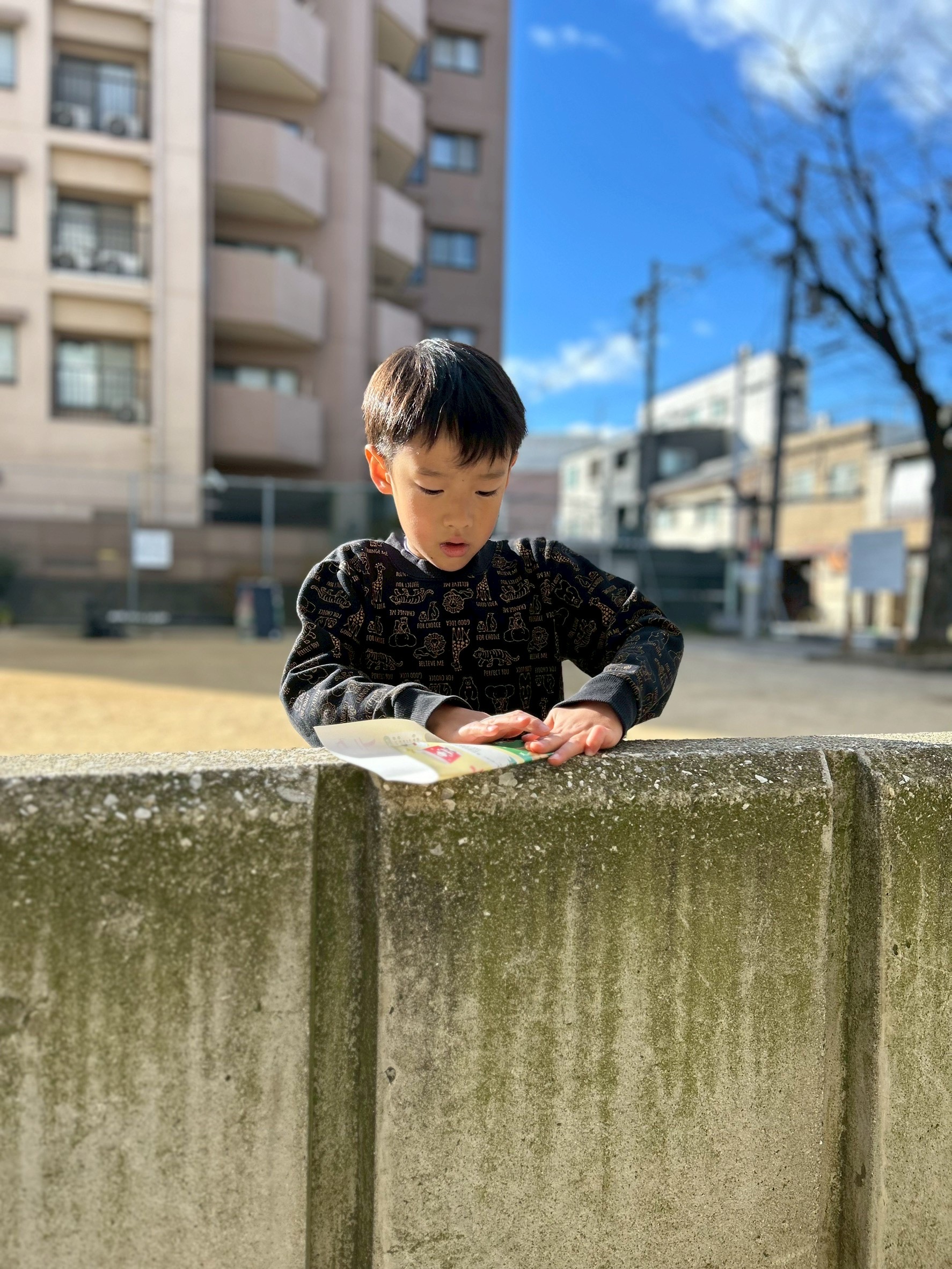 外での紙飛行機はどれだけ飛ぶのか楽しみだなと笑顔で作り出す男の子。
スレタンハウスの中も外も楽しい。