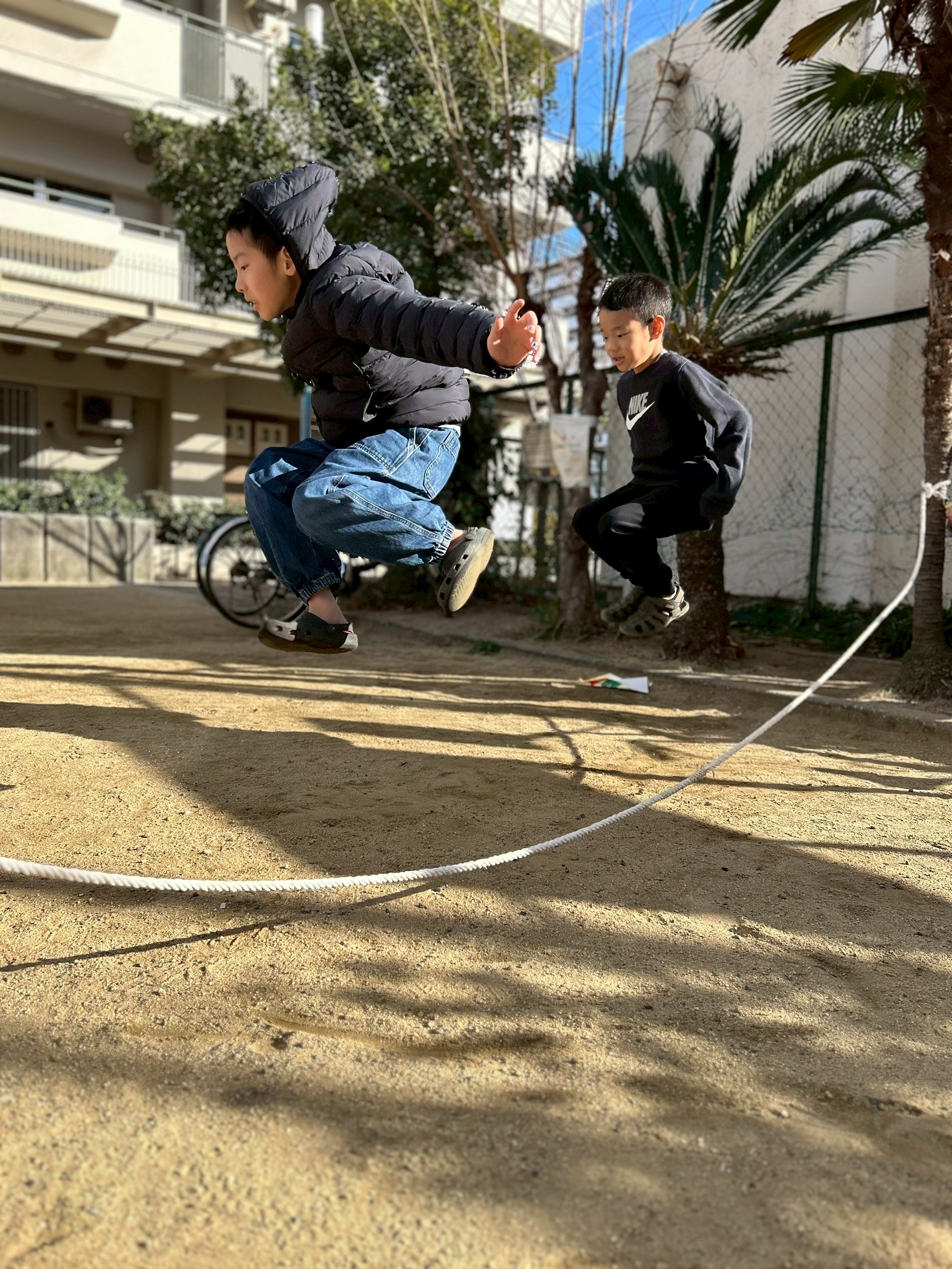 街全体がみんなの居場所。🏠🌳 地域の方との挨拶ひとつひとつが、社会とつながる「安心の根っこ」になっていきます。