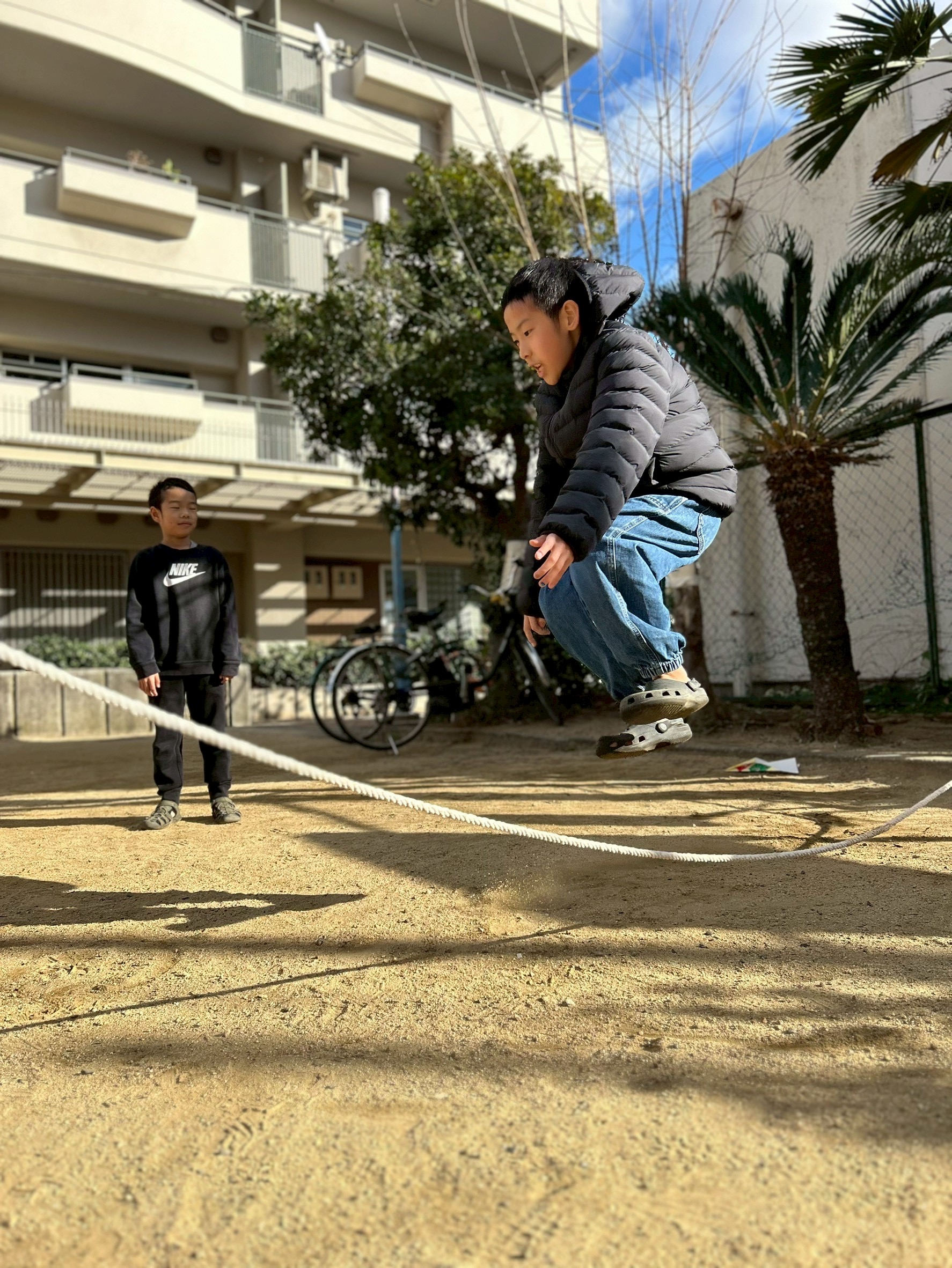 遊具がないから、僕たちが主役。😎 地面を蹴る音と笑い声が、静かな公園を最高のプレイングフィールドに変えていく瞬間です。