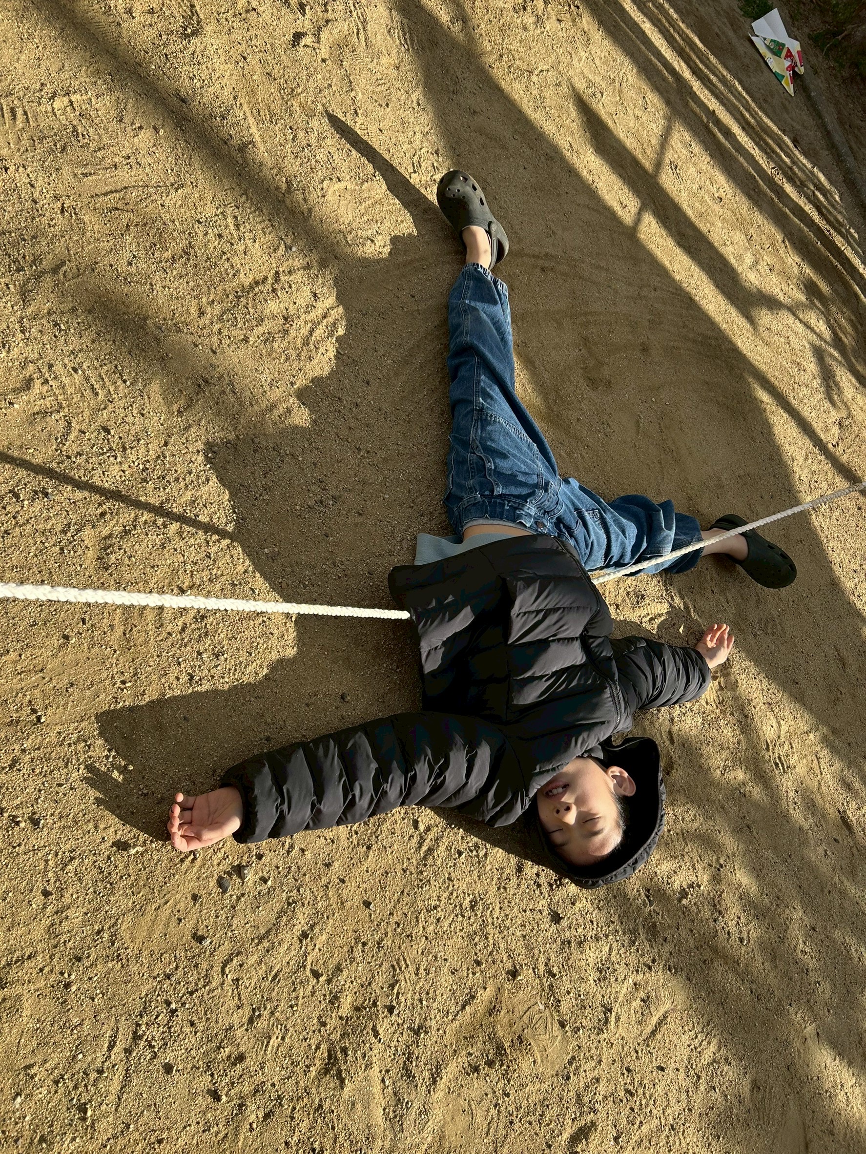 少し疲れたから、一休み。外だからjこそ、寝転がる気持ちよさが一段と広がる。