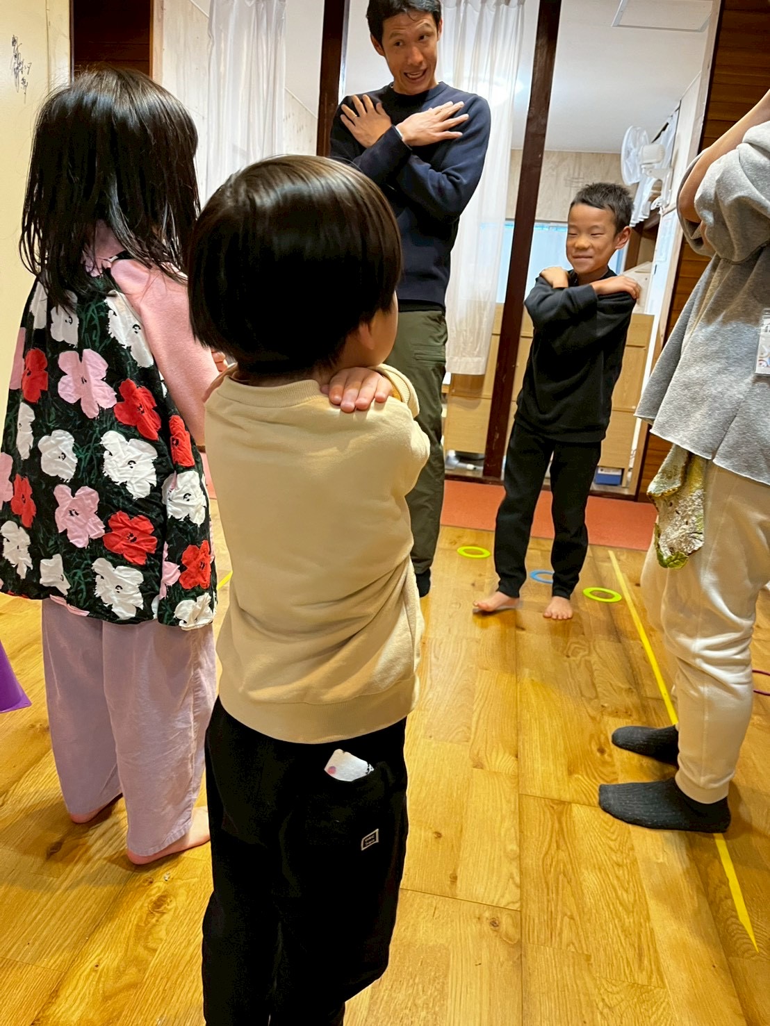 「大人たちのライフはもうゼロよ！😂」子どもたちの全力タックルに、もはや誰が誰だかわからない団子状態。下の方で笑っているのが代表のこばやんと児発管のなおちゃんです。