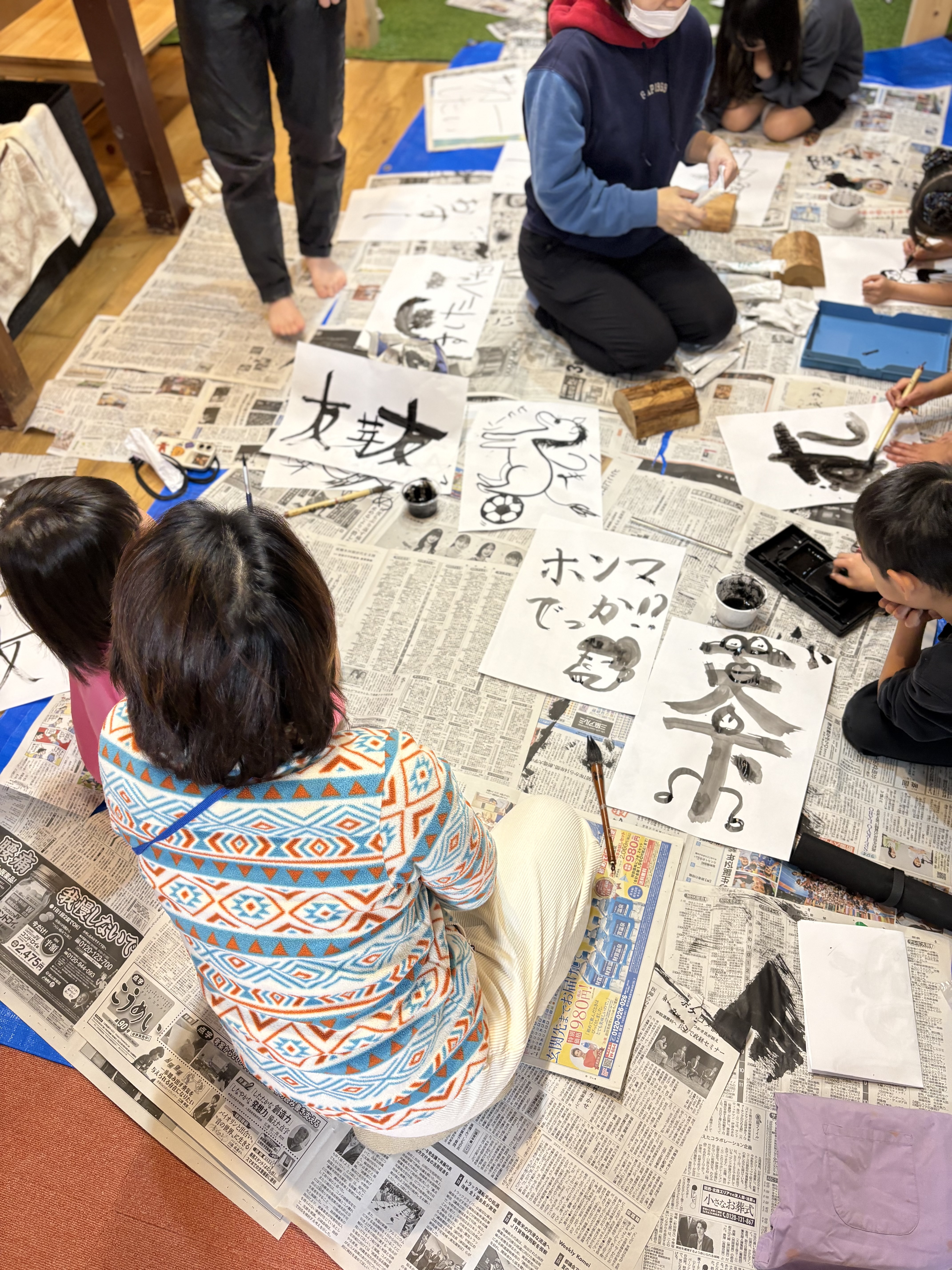 筆のしぶきは「挑戦した証」。💥 汚れを恐れず、自分の「心の形」を真っ黒に描き出す開放感！