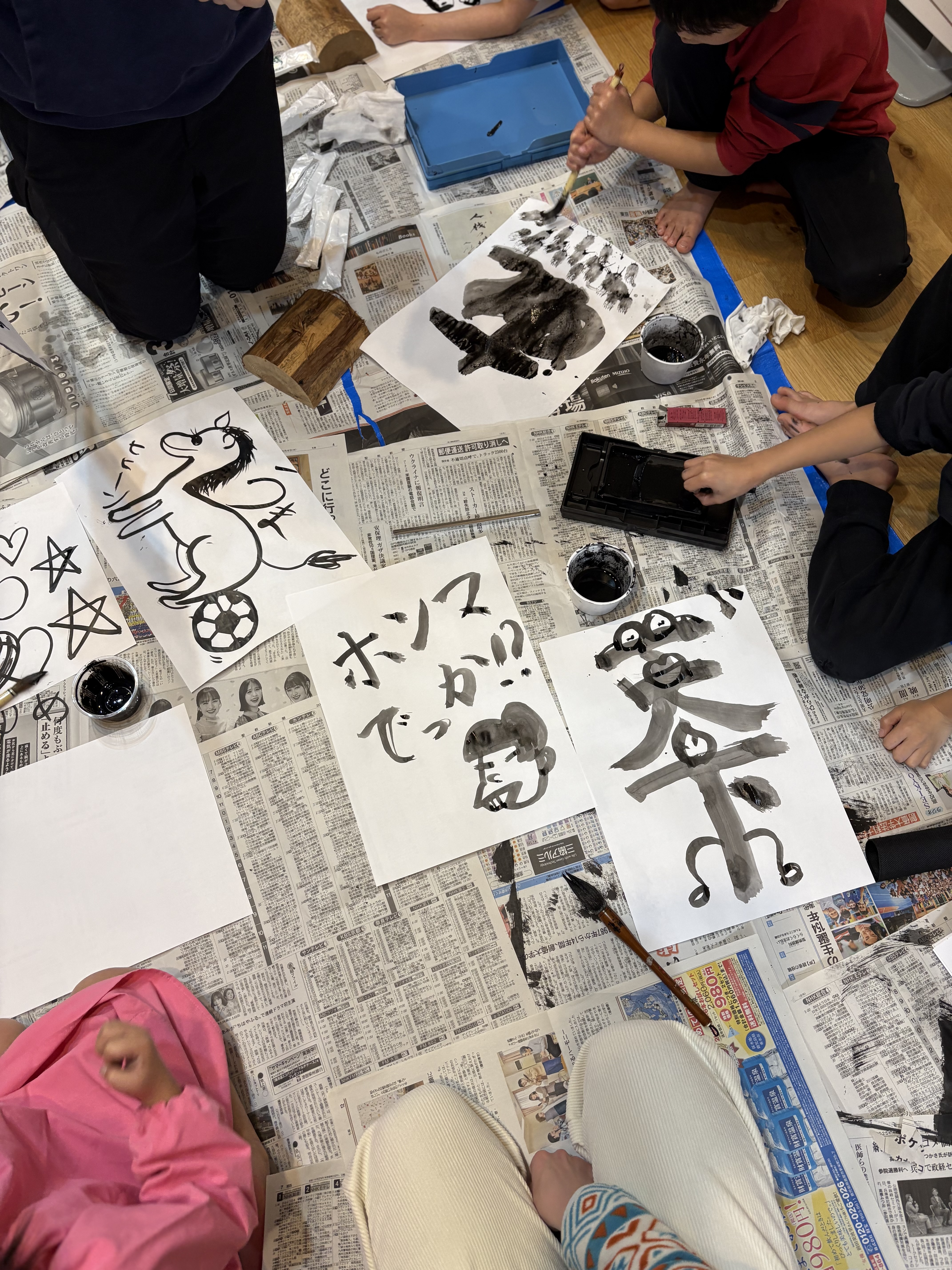 なんでも書いていいから、その子の頭の中を自分で表現するために、スタッフが見本を書いてみせる。