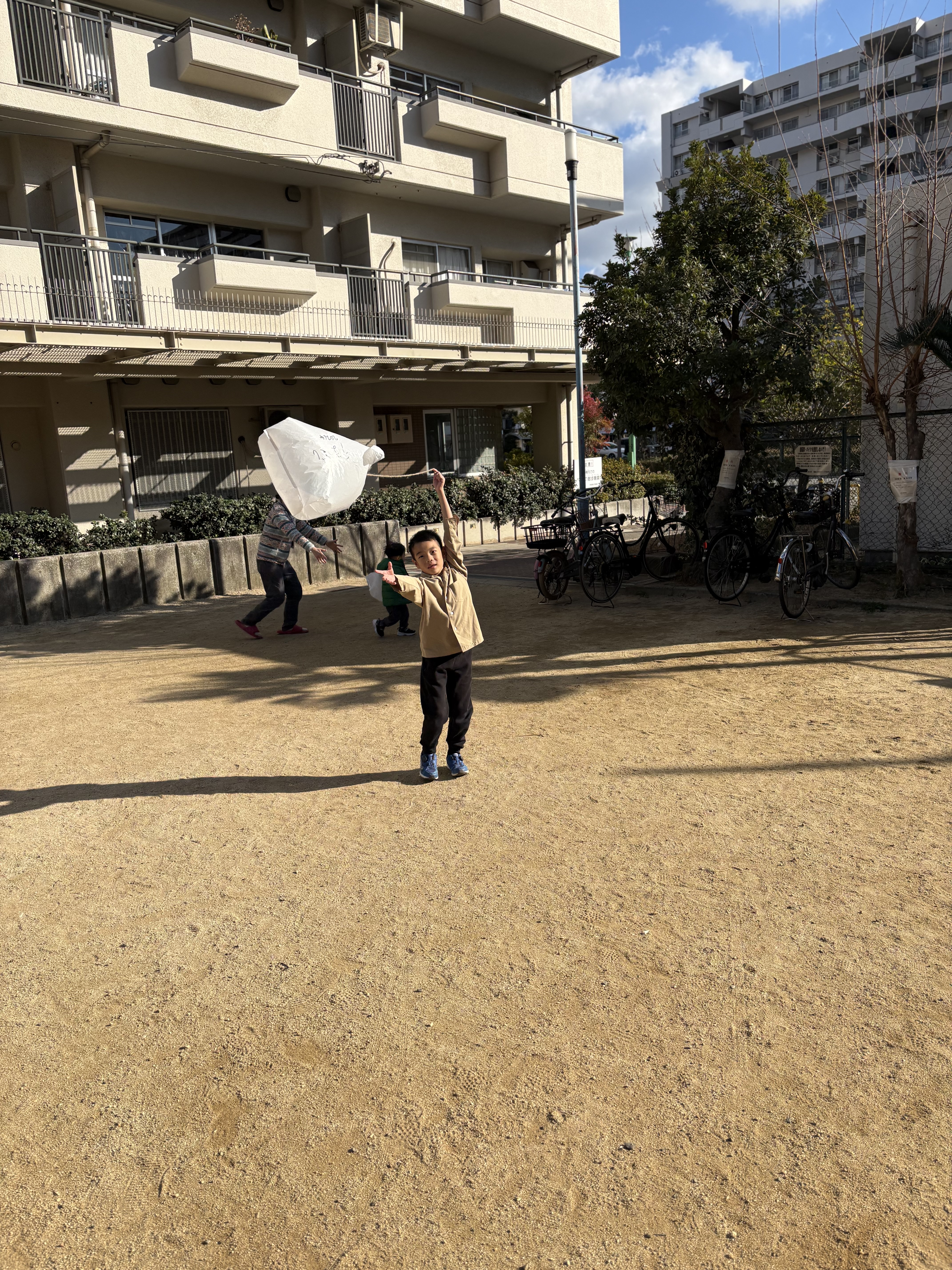 風が強いから、自分よりも高く飛ぶ凧。