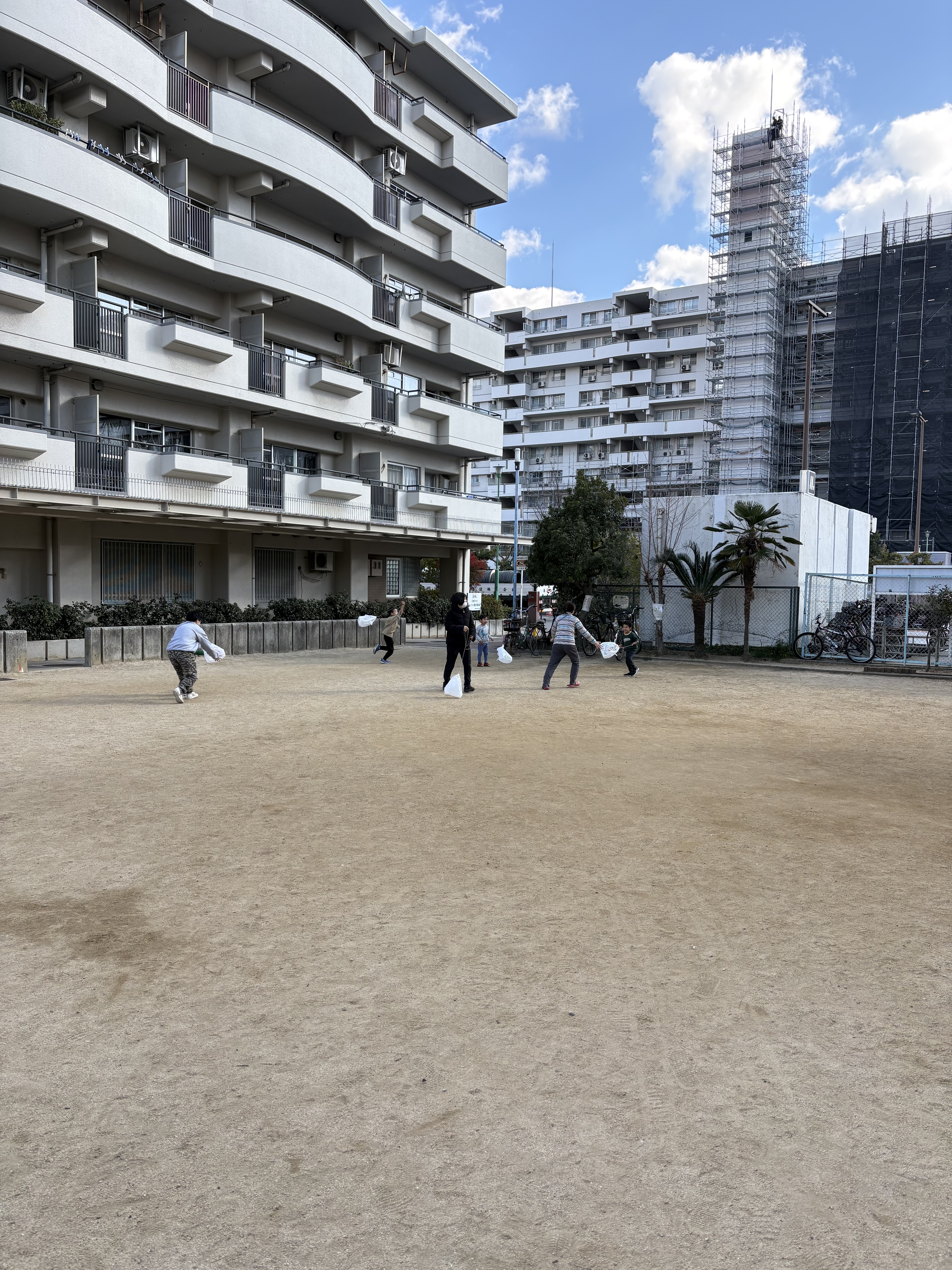 次は凧が捕まらないように逃げてよ。スタッフが鬼ごっこをスタートする。