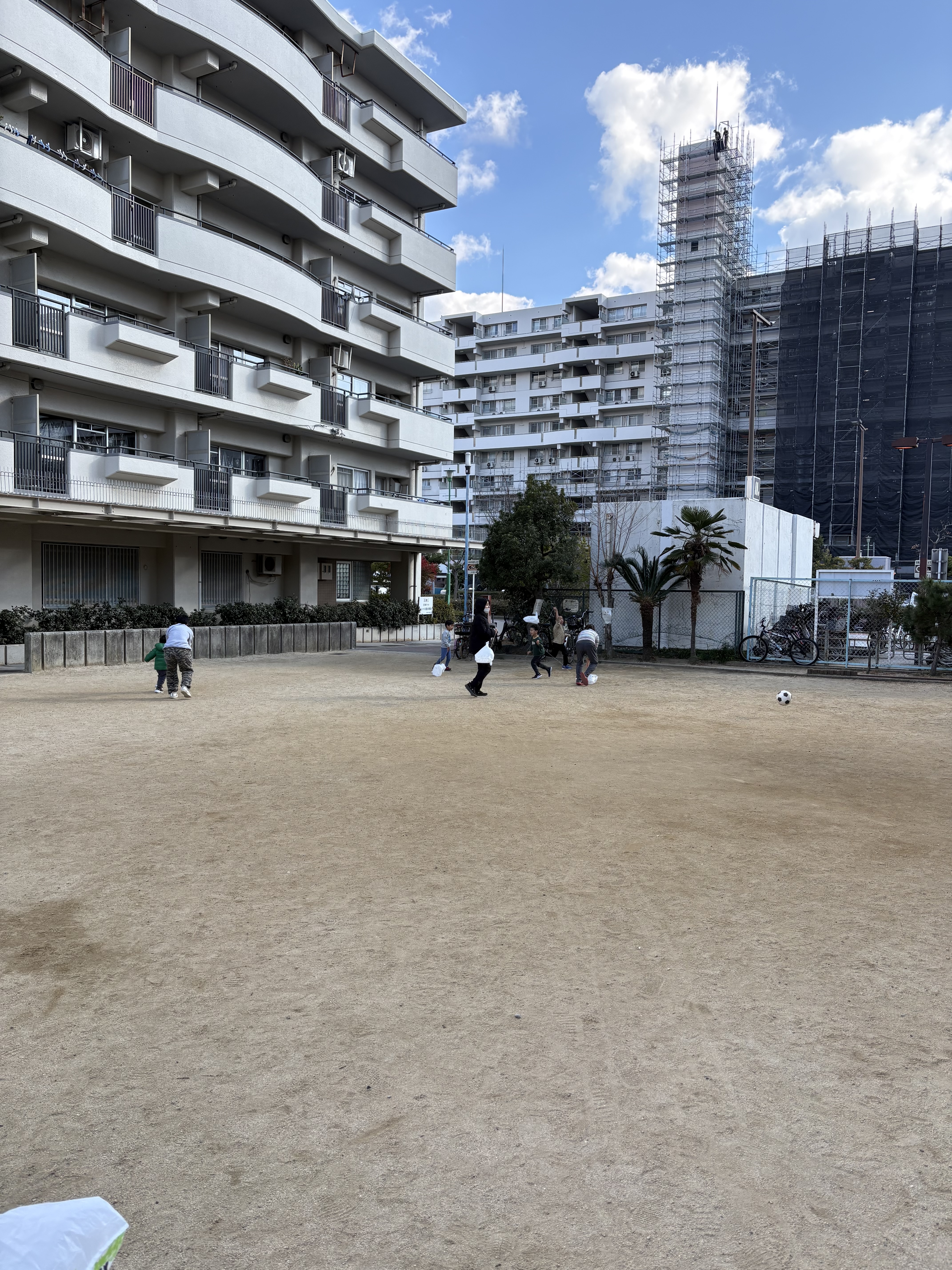 遊びはカオスで最高な方へ！👾 スタッフも本気で「凧食いモンスター」に変身。守って、走って、笑い転げる冬の午後。