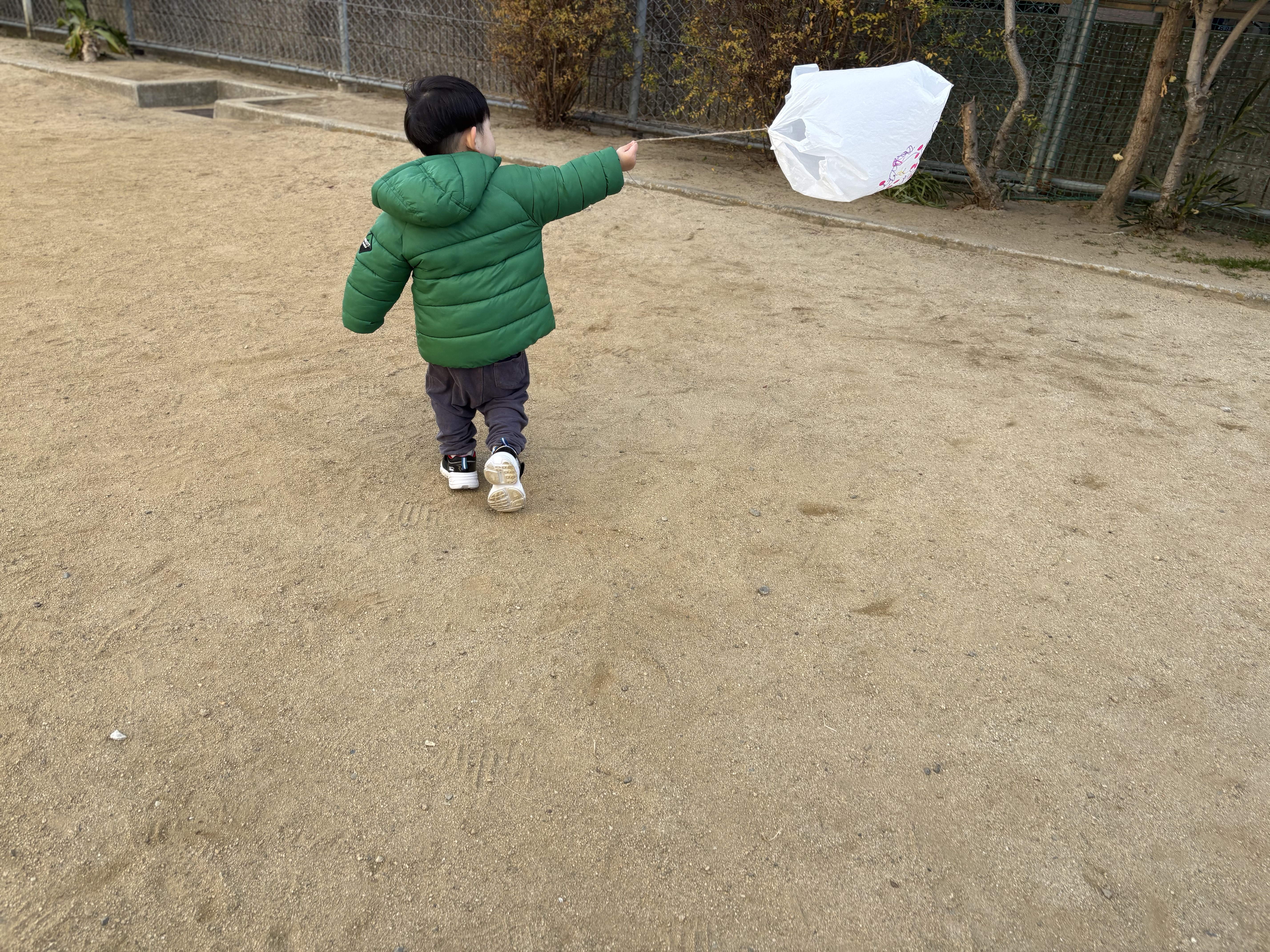 楽しいと笑顔で走り出す未就学児。