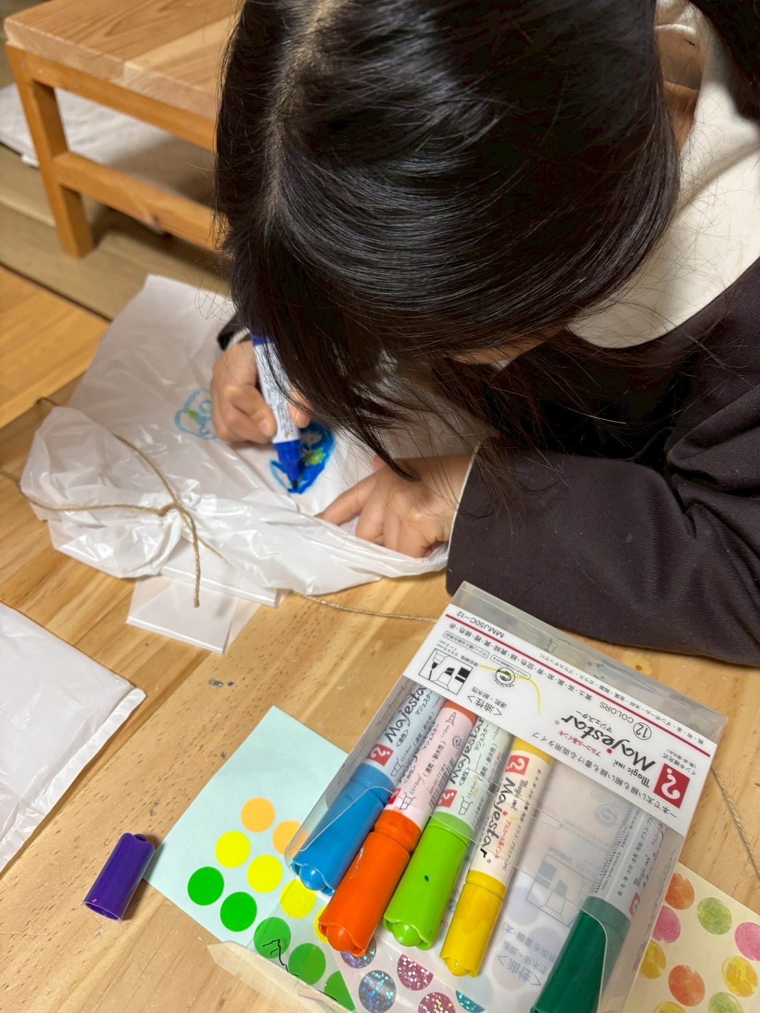 ただのビニールが「相棒」に変わる瞬間。🎨 自分の好きな世界を詰め込んだ、世界に一つだけの凧に命を吹き込みます。