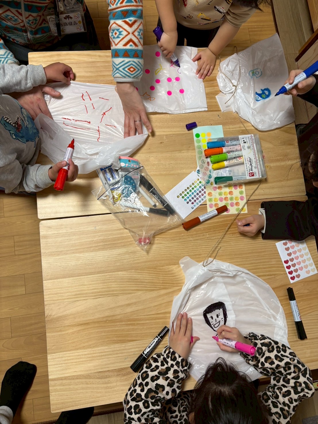 一人一人が自分だけの凧を作り上げる。早く外で飛ばしたいと、凧を上げるイメージをいている。