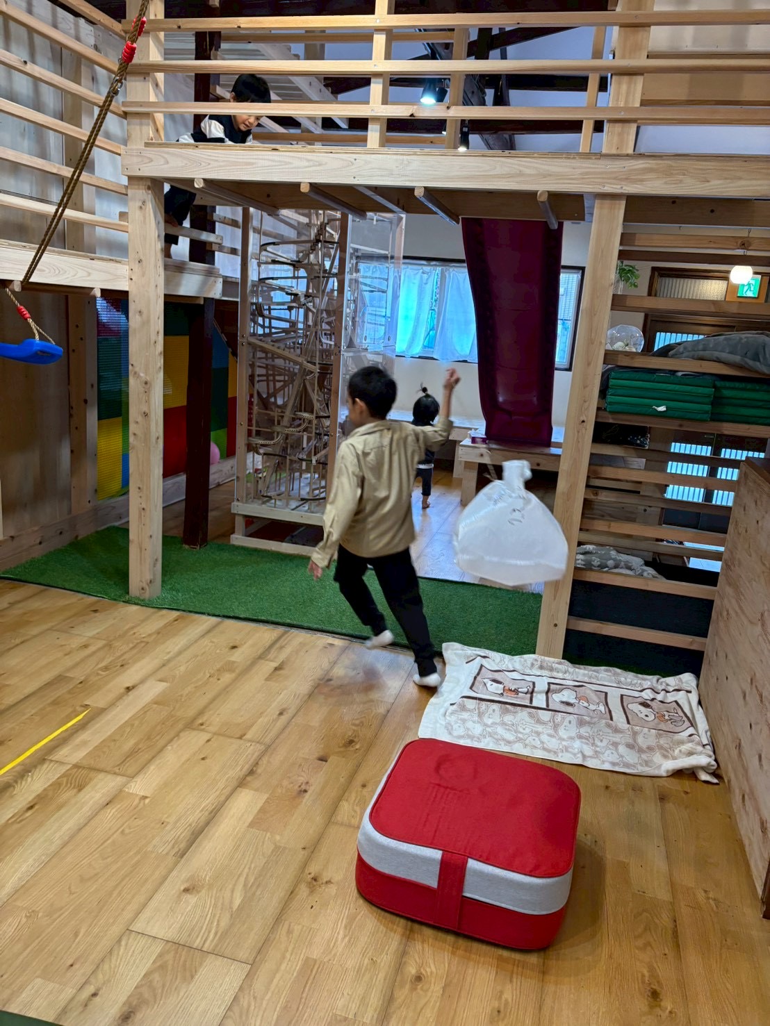 紐を持って早く走らないと、凧は飛ばないんだよと見本をしてくれた小学生。