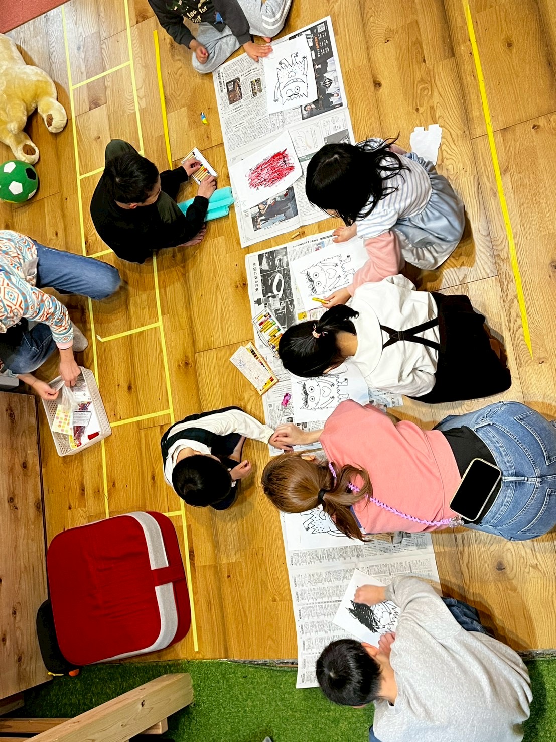 画用紙を前に、直感で最初の一筆を置く真剣な横顔。