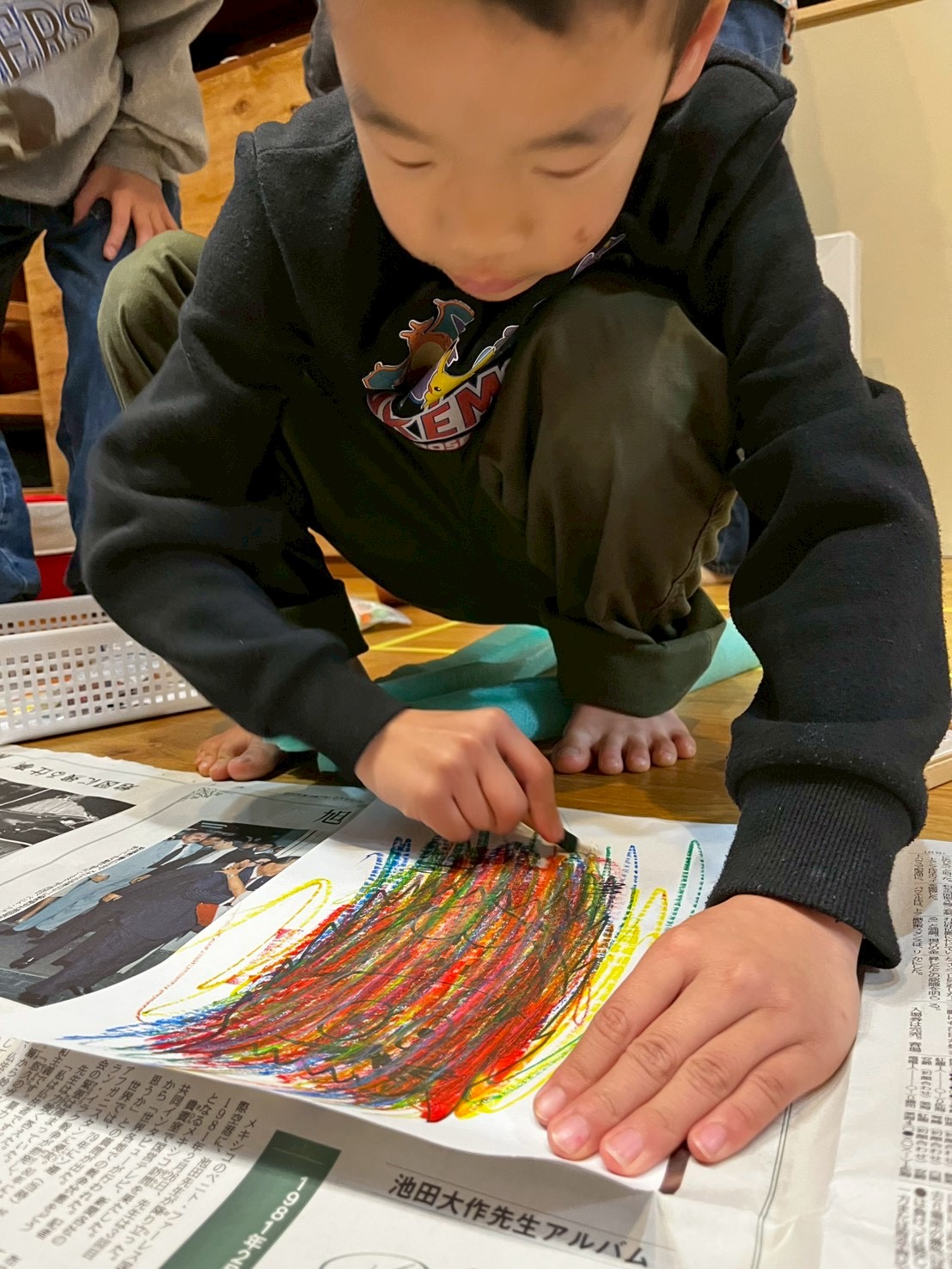 パレットの上で色が混ざり合い、新しい「心の現在地」が生まれる瞬間。