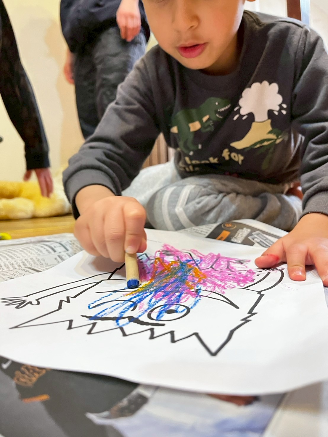 言葉にならないドキドキを、紫の線で描き出す指先のアップ。