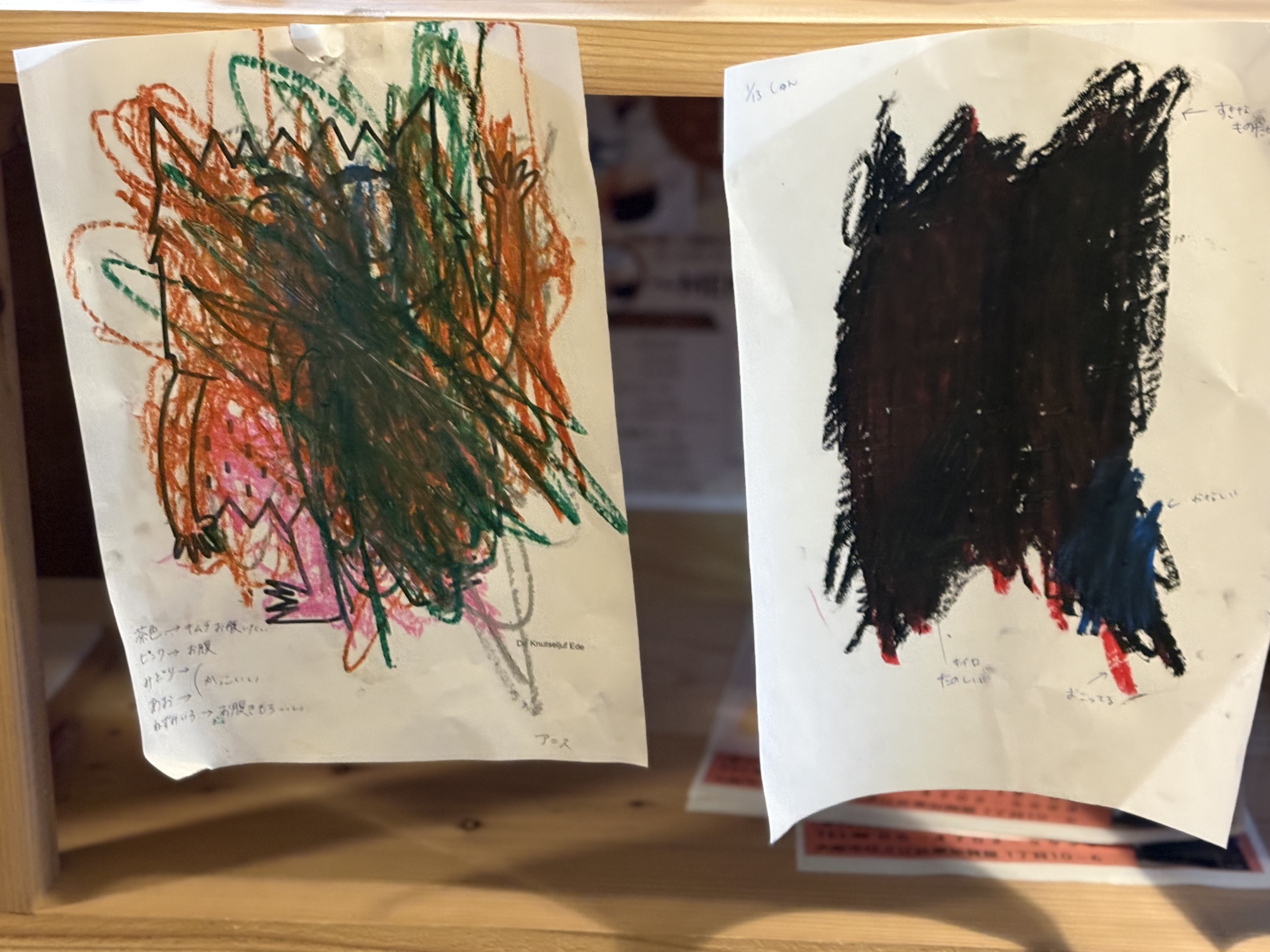 出来上がった作品を見せながら、心の彩りを共有する温かい時間。