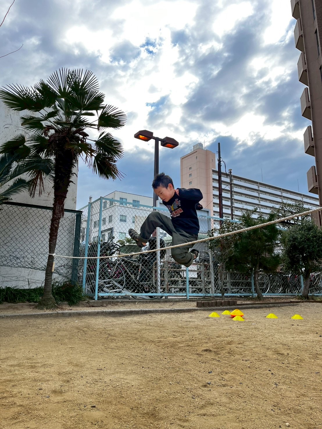 「重力からの解放。」 大地を力強く蹴り、空高くジャンプ!まさに空を飛んでいるような躍動感。