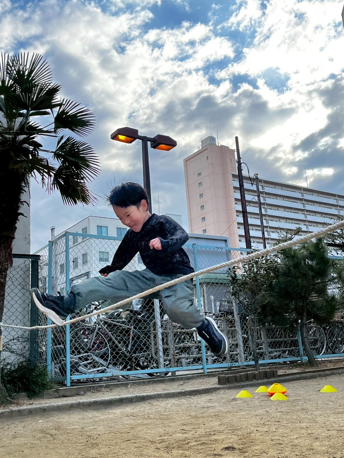 「失敗も笑いのスパイス!」 縄に引っかかっても、照れくさそうに笑い飛ばして次を狙う強い瞳。