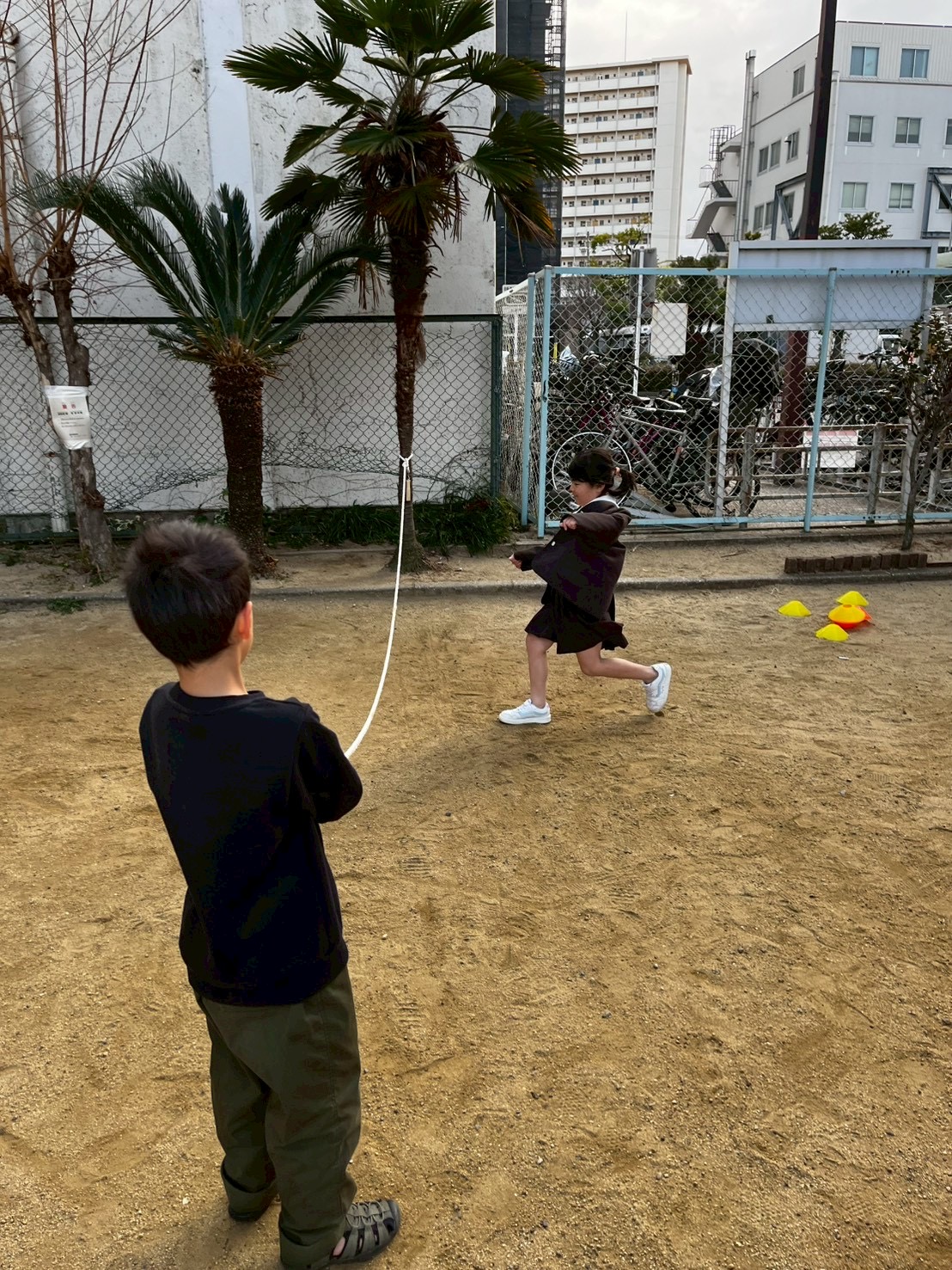 「せーのっ!」 全員の呼吸が一つになり、長縄が風を切る「ビュンッ」という音が聞こえそうな瞬間。