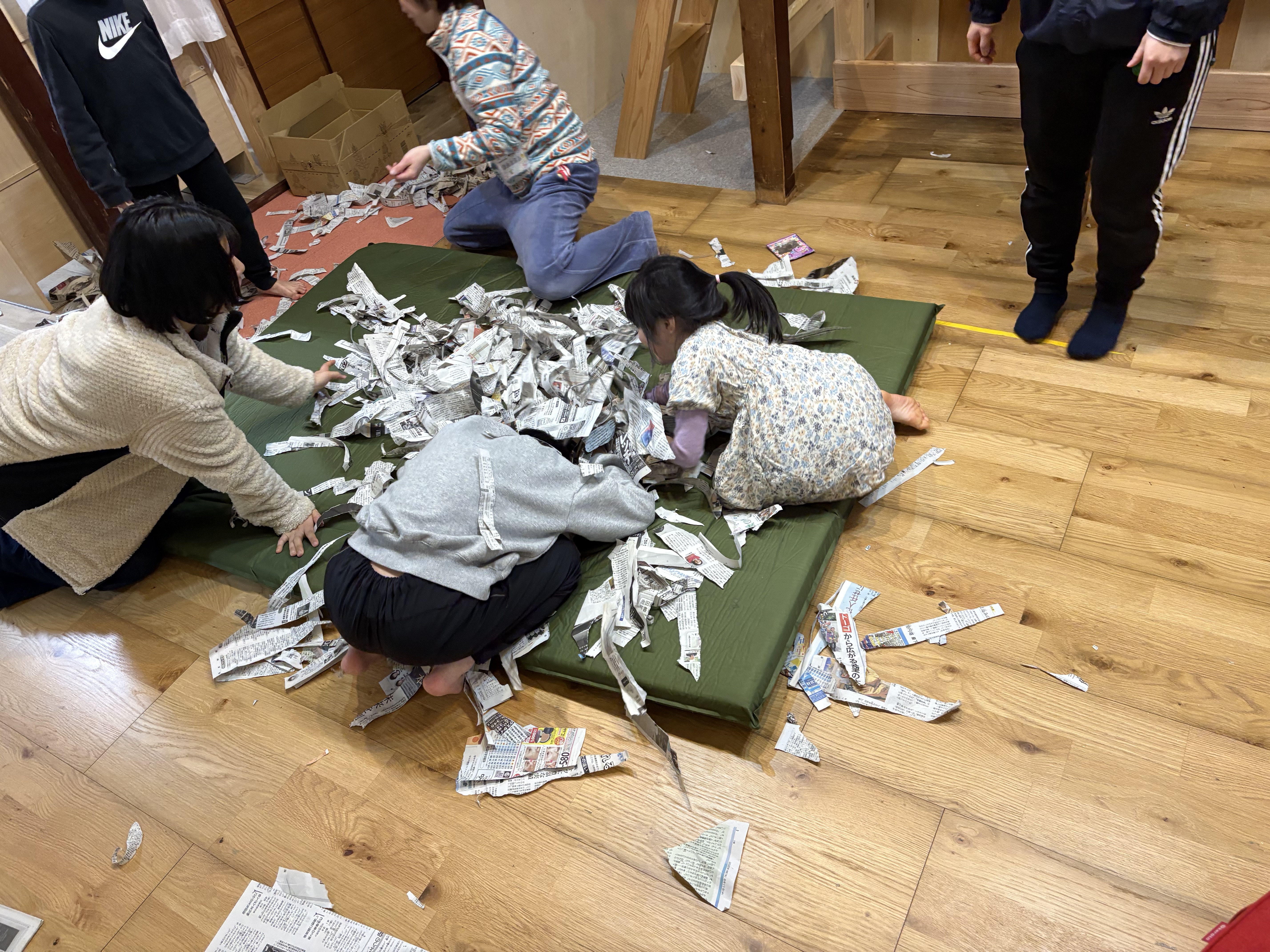 「豪快な紙吹雪。」「散らかしてもいい」解放感！頭上高く新聞紙を巻き上げ、紙吹雪の中で笑う姿。