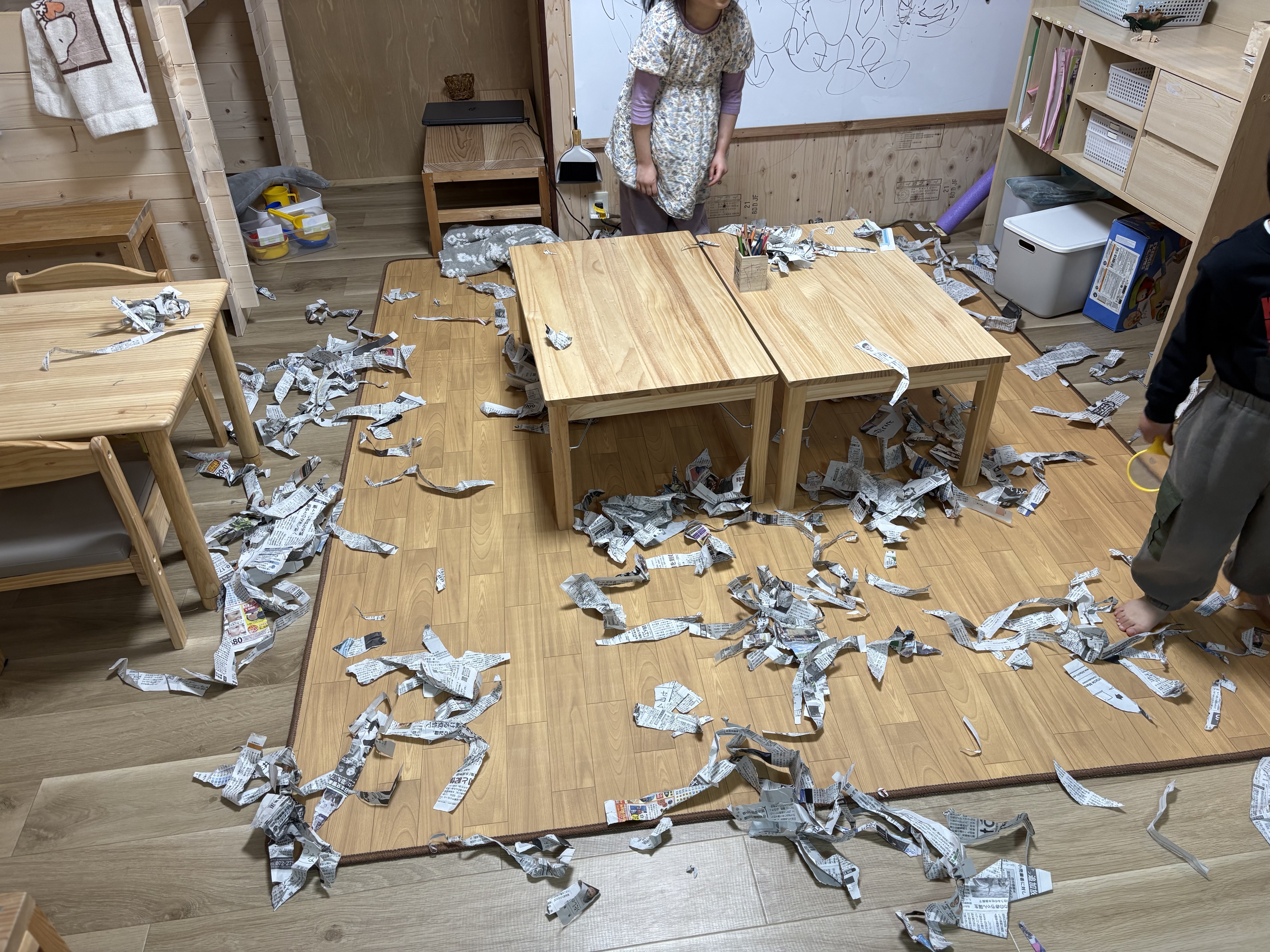 戦力で遊んだ後の新聞紙の山を見て、思わず笑い出すスタッフ！！