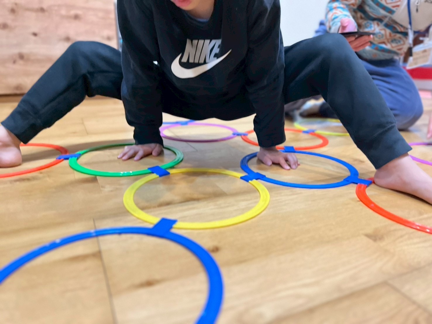 「色と溶け合う。」 フープの中に足を置いたり、寝転んだりして、自分の「心の現在地」を確かめるリラックスした表情。