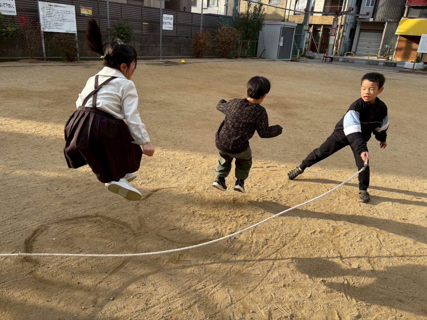 助走のエンジン全開。」 静かな時間の反動で、エネルギー満タン！長縄に向かって力強く駆け出す瞬間。