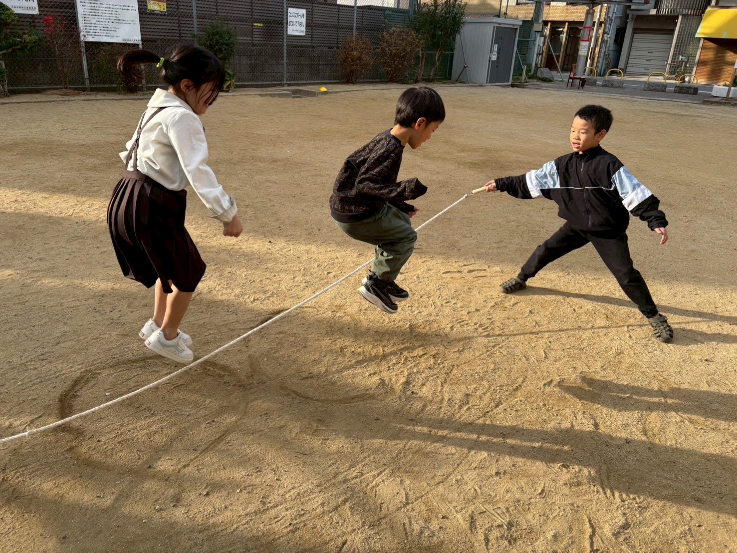 「重力を無視したジャンプ！」 膝をしっかり引き上げ、驚くほどの高さで宙に浮いている、躍動感あふれる一枚。