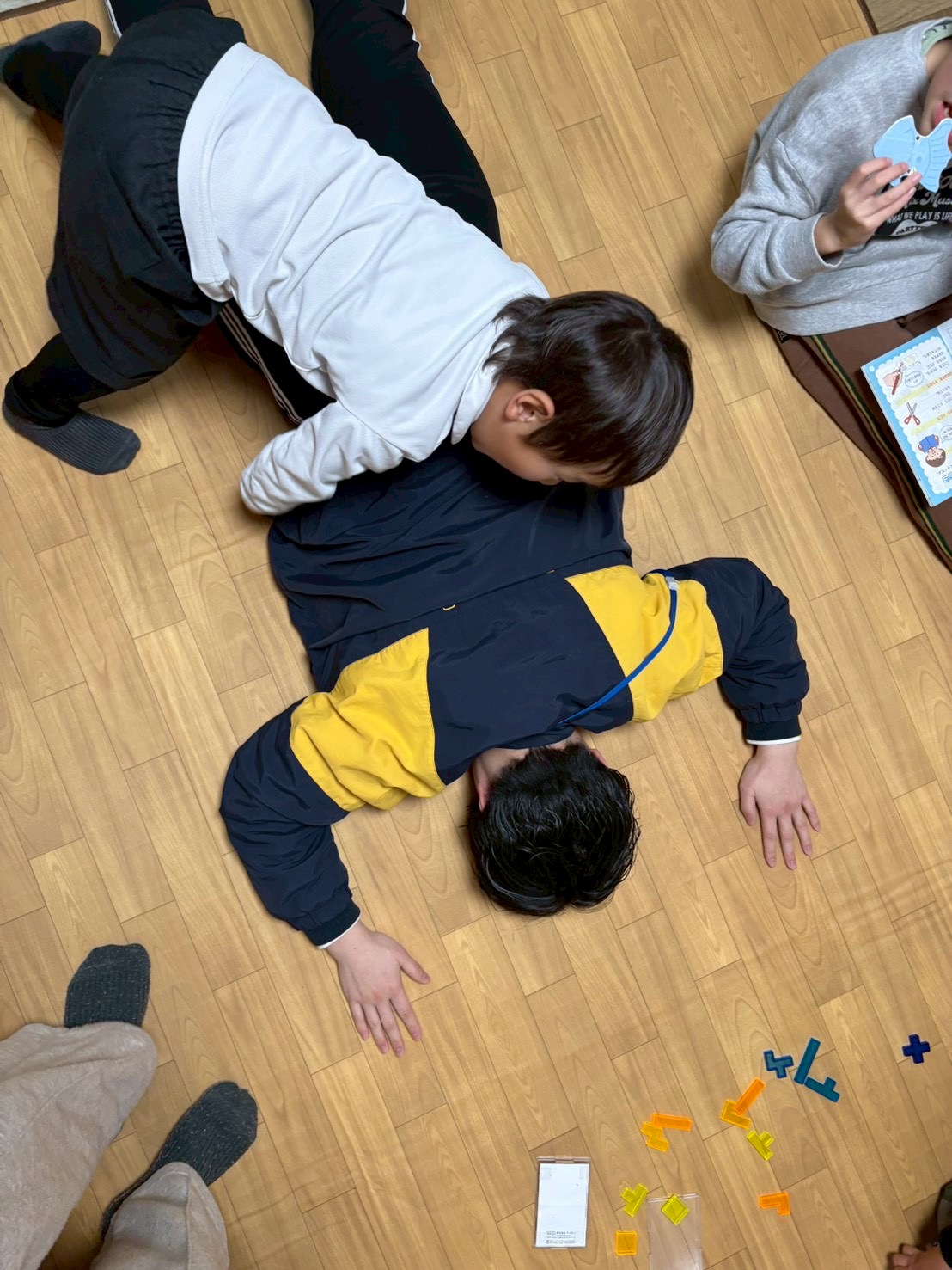 「大金星の瞬間！」 ついにスタッフがコロンと転がり、みんなで「やったー！」と重なり合って大爆笑するシーン。