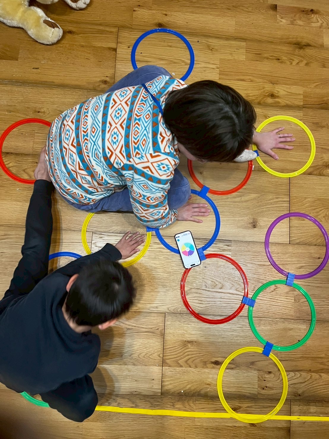 「同じ目線で。」 スタッフも横に寝転び、子どもたちと同じ低い視線で天井や色を見つめる、穏やかな共有空間。②