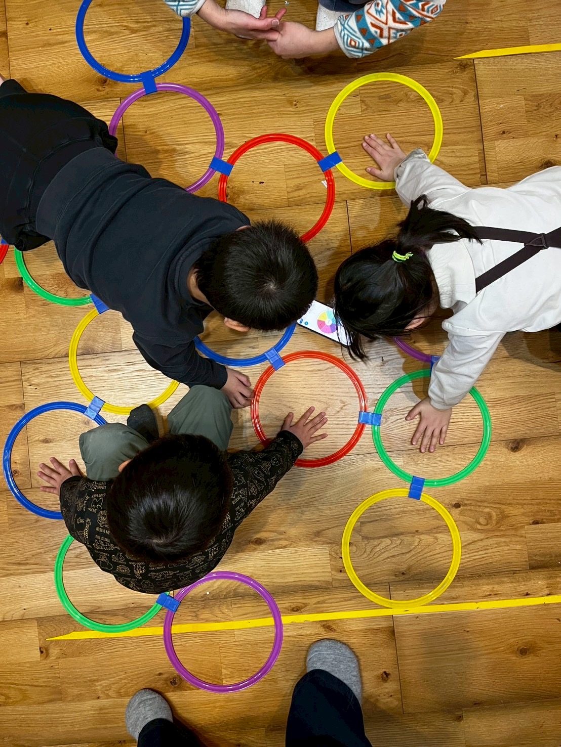 「今の自分は何色？」 手作りのミニフラフープを床に並べ、直感で選んだ色にそっと手を触れる静かな時間。
