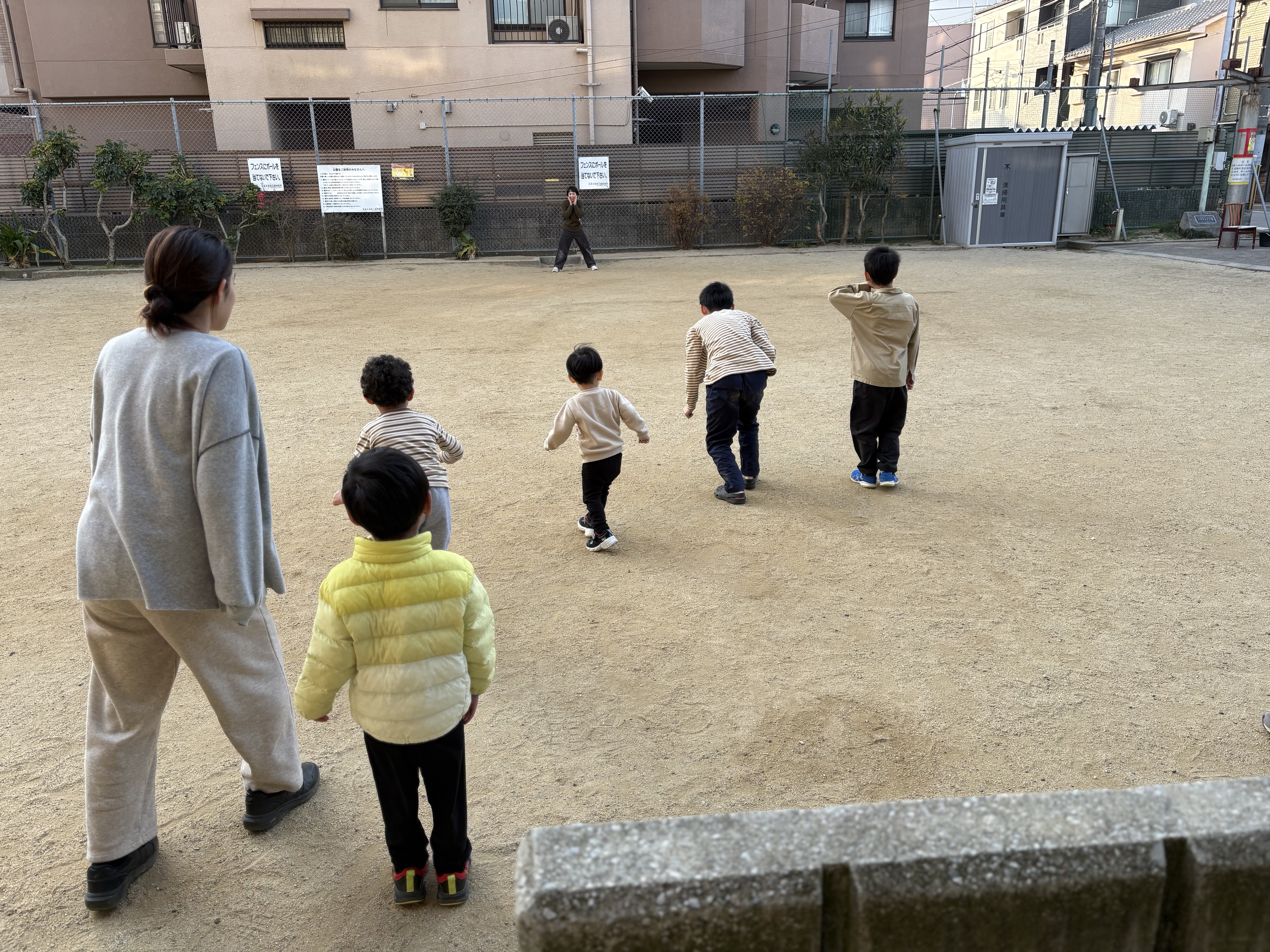 「公園での怪しい集団（笑）」

遠くから見ると謎の光景！？😂 突然走り出し、突然踊り出す子どもたちに、公園のハトもびっくり？スレタン流・外遊びのスタートです！