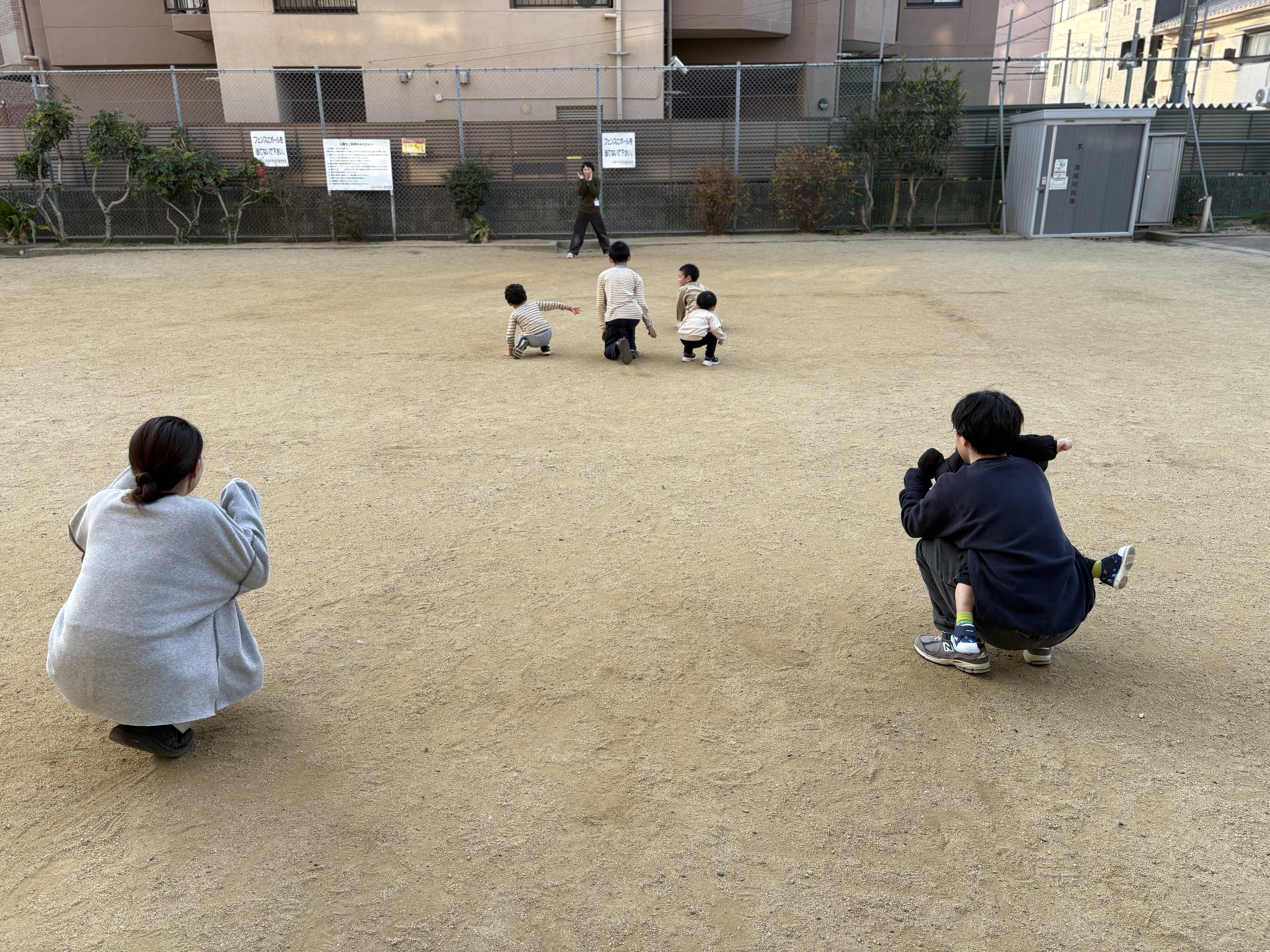 「鬼の無茶振り発動！」

鬼役の子がニヤリ。😏 「だるまさんが…」の後に続く言葉に、走っているみんなの耳がダンボになっています！