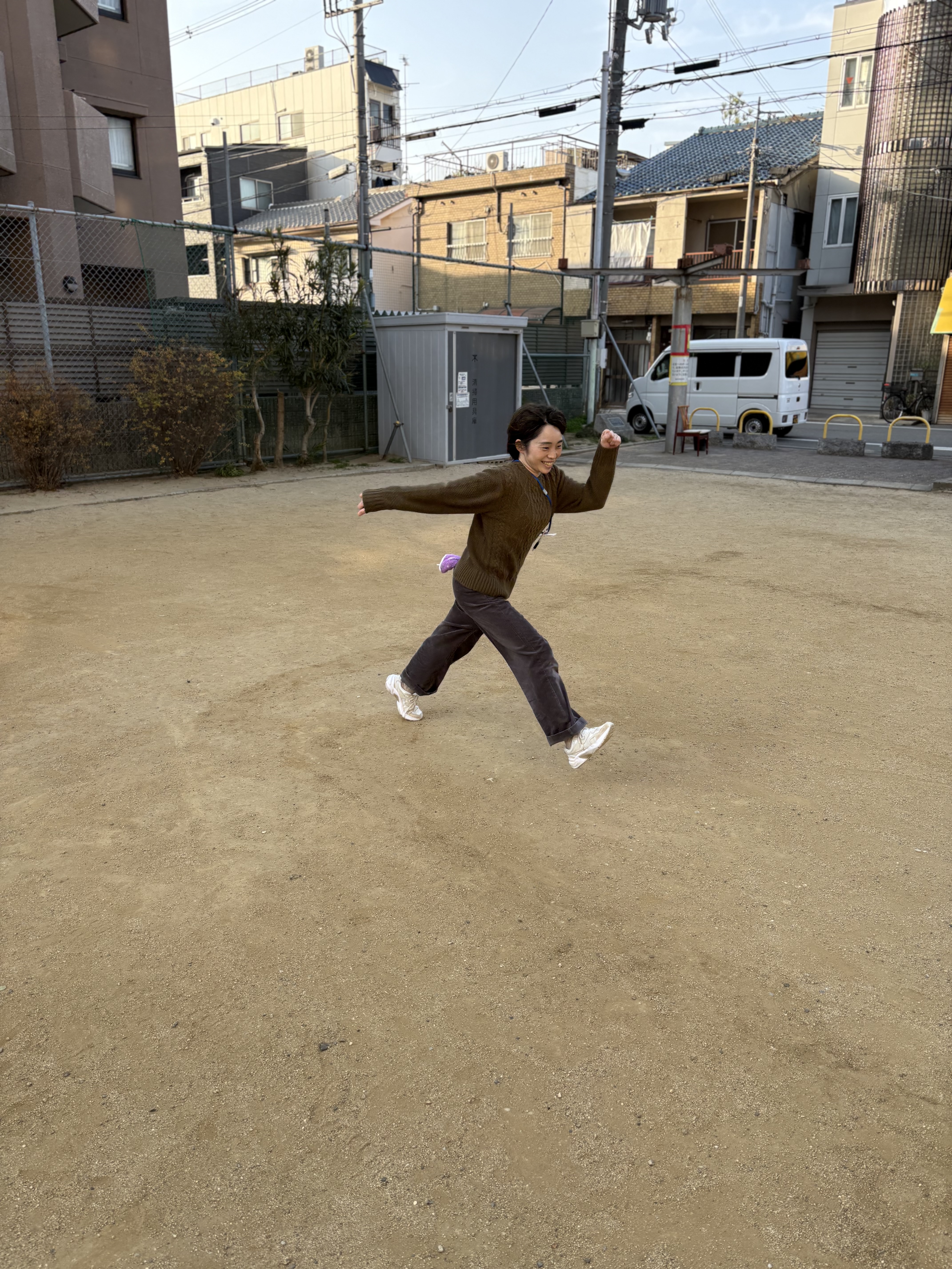 「自信満々のニヤリ顔。」

「どうや、すごいやろ！」😏 汚れた服を誇らしげに見せるその表情は、今日一日を全力で楽しみ尽くした勝者の顔でした。