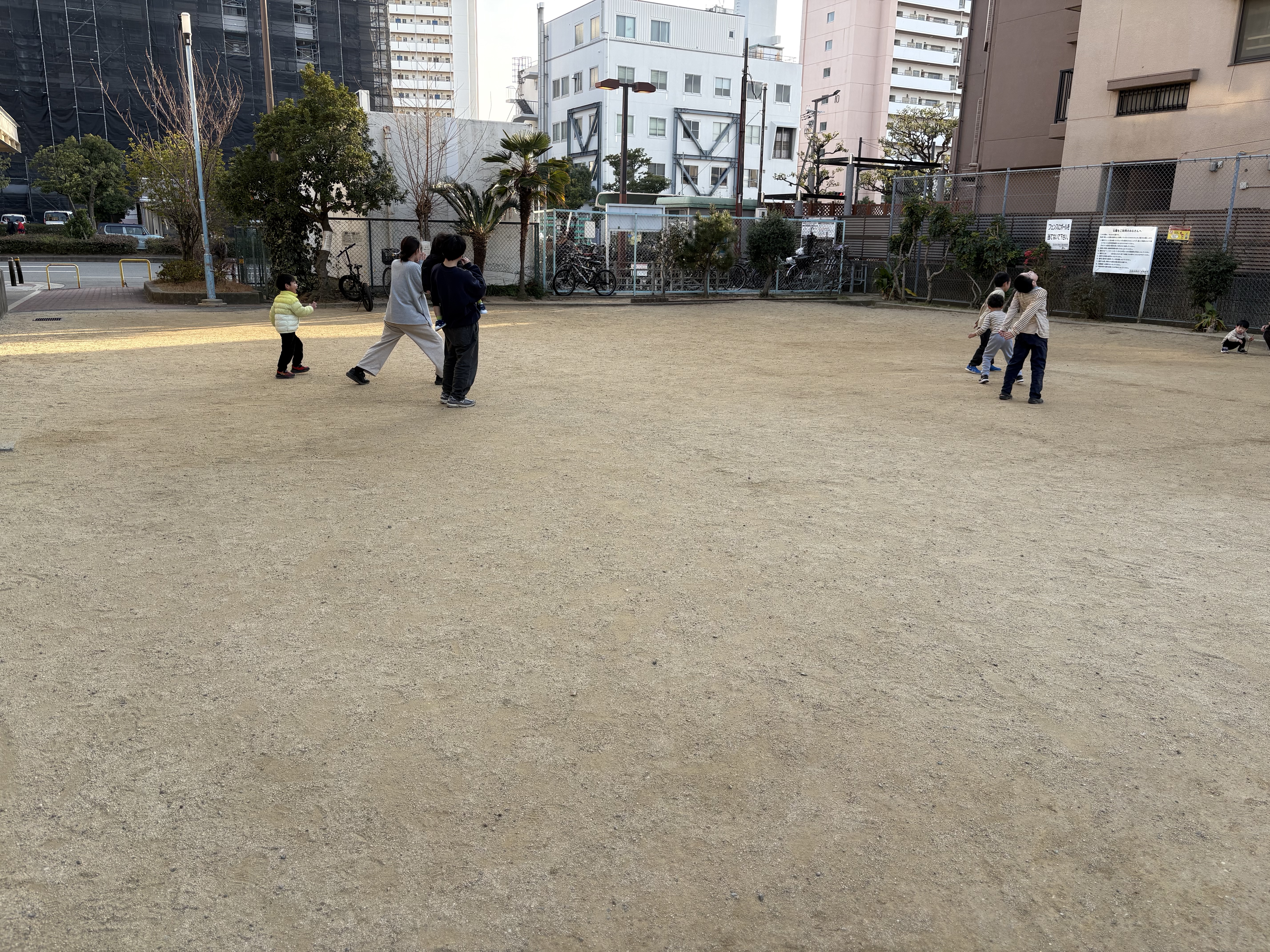 「お題：ダンスした！💃」

急ブレーキからの即興ダンス！盆踊りからヒップホップまで、個性豊かなダンサーたちが芝生の上で固まっています。