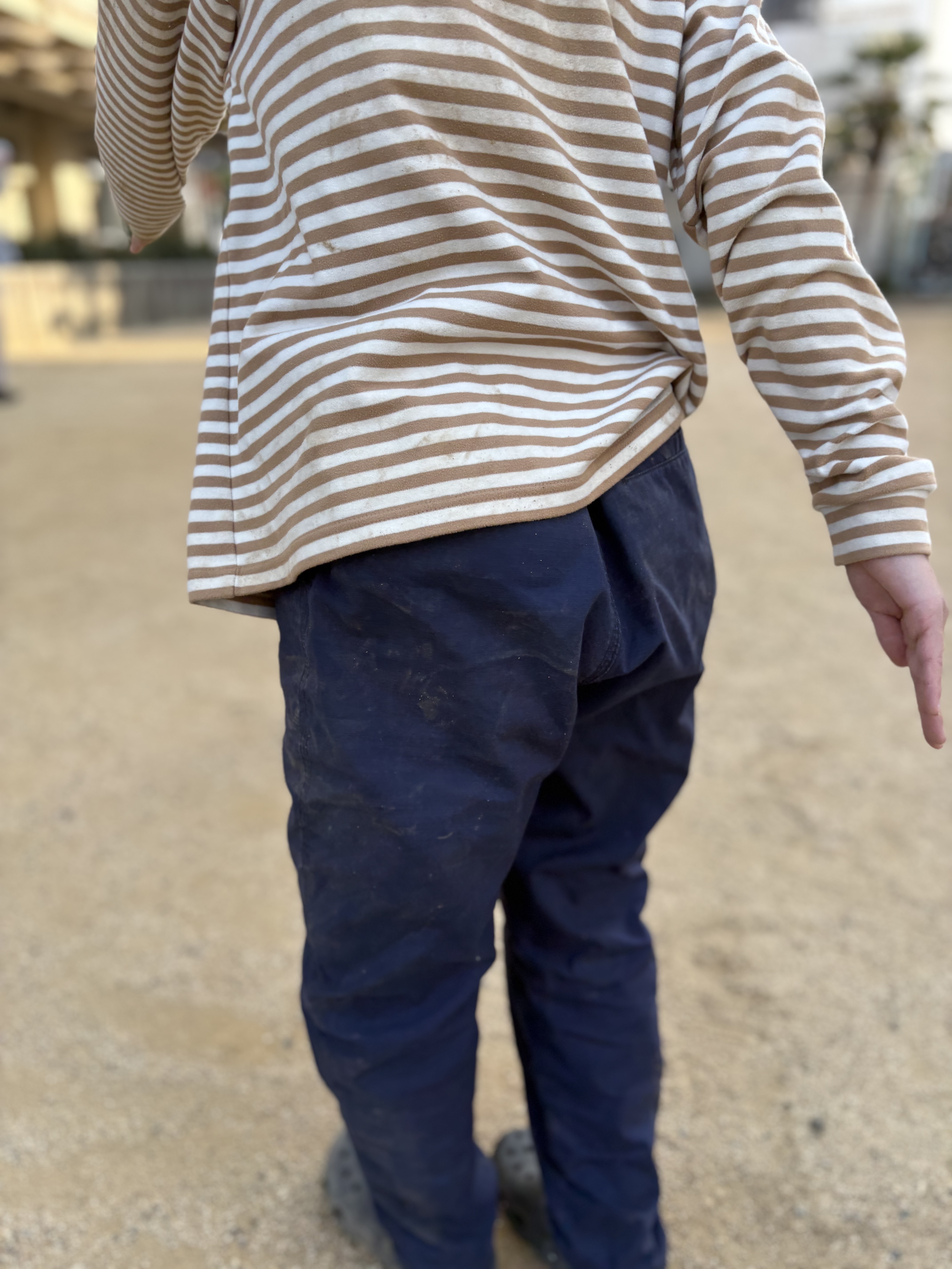 砂埃アート。」

膝も背中も真っ白！🍂 夢中で転がり回った証拠が、服のキャンバスにしっかりと刻まれています。（お洗濯、お願いします！🙏）