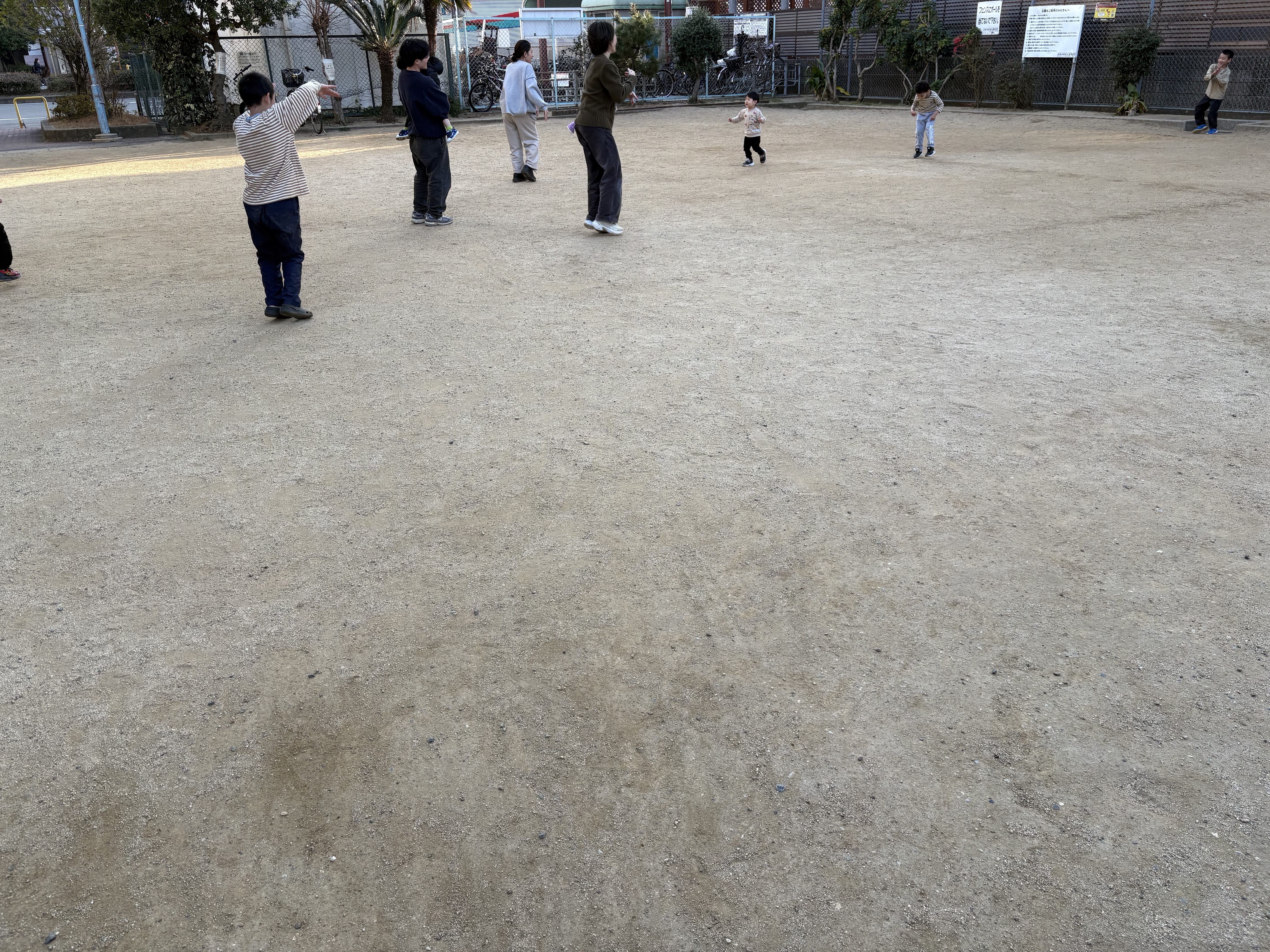 「笑いすぎて動けない！」

お腹を抱えて笑い転げるスタッフと子どもたち。勝ち負けよりも、「面白いかどうか」が一番のルール！