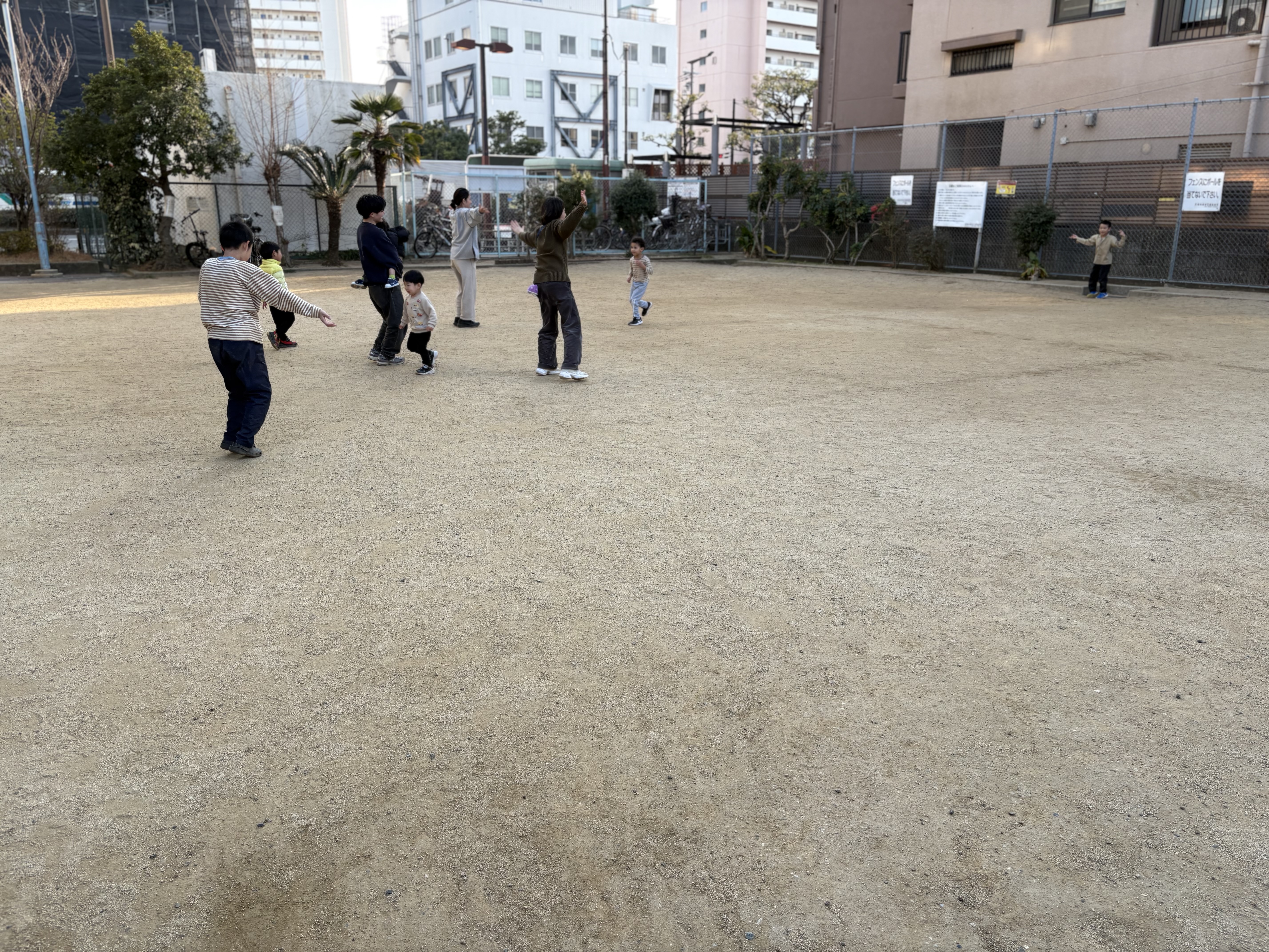 ダンスを数分間踊り続ける集団。
ダンスしていると自然と笑顔になる。