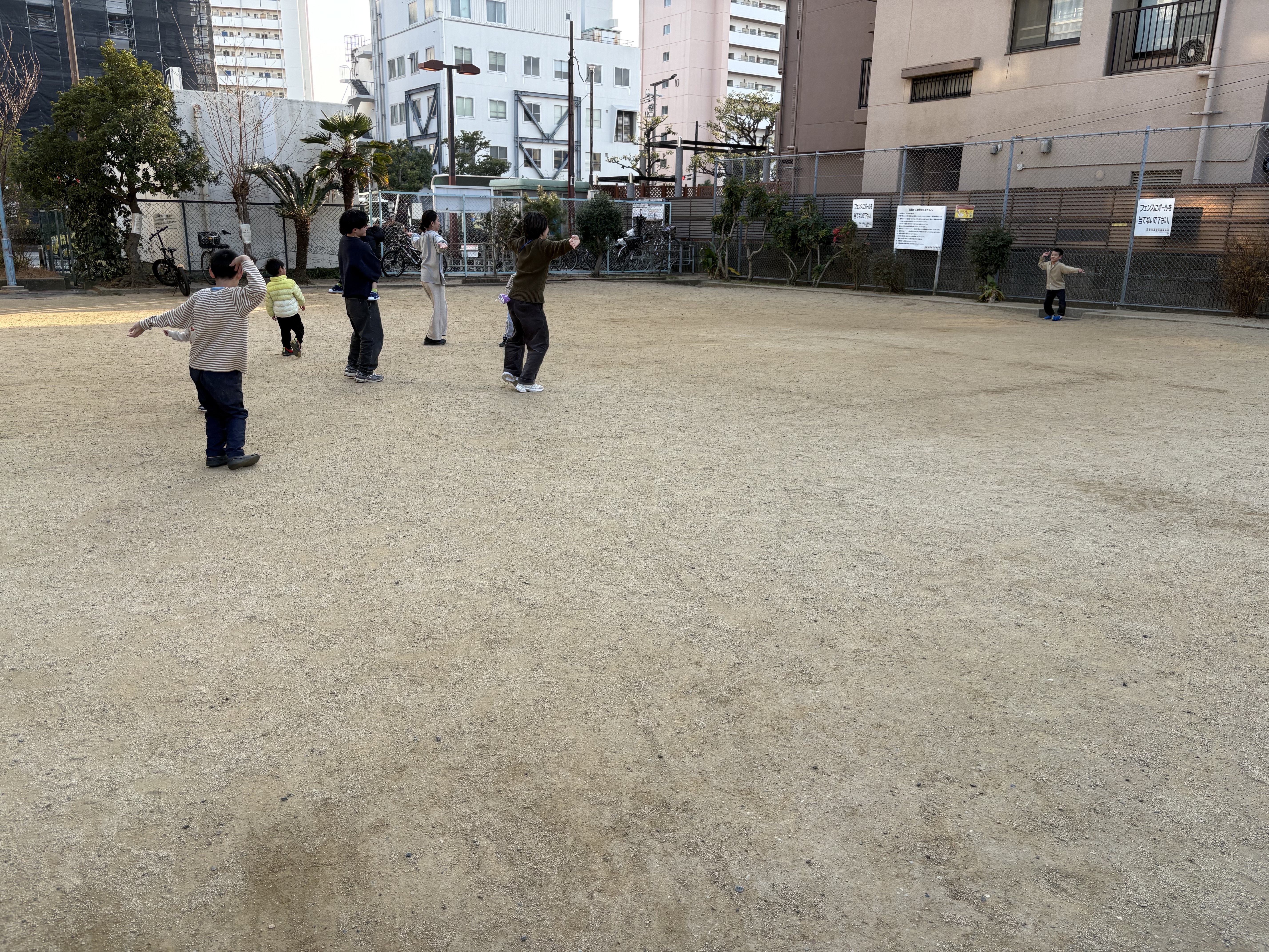 「謎のポーズ出現（笑）」

「え、それ何料理！？🐸」 お題と違う謎の動きをしてしまった子を、みんなで指差して大爆笑。「間違い」が最高のネタになる瞬間です。