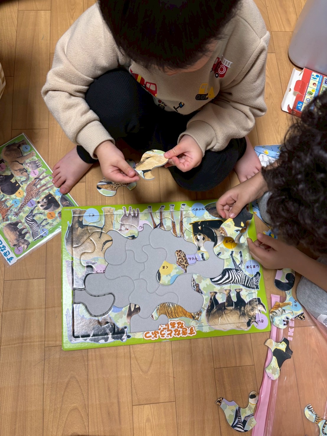 「つまむ、ひっぱる！」 細かなパーツを一生懸命に操作して、脳へ刺激を送っているクリエイティブな瞬間。