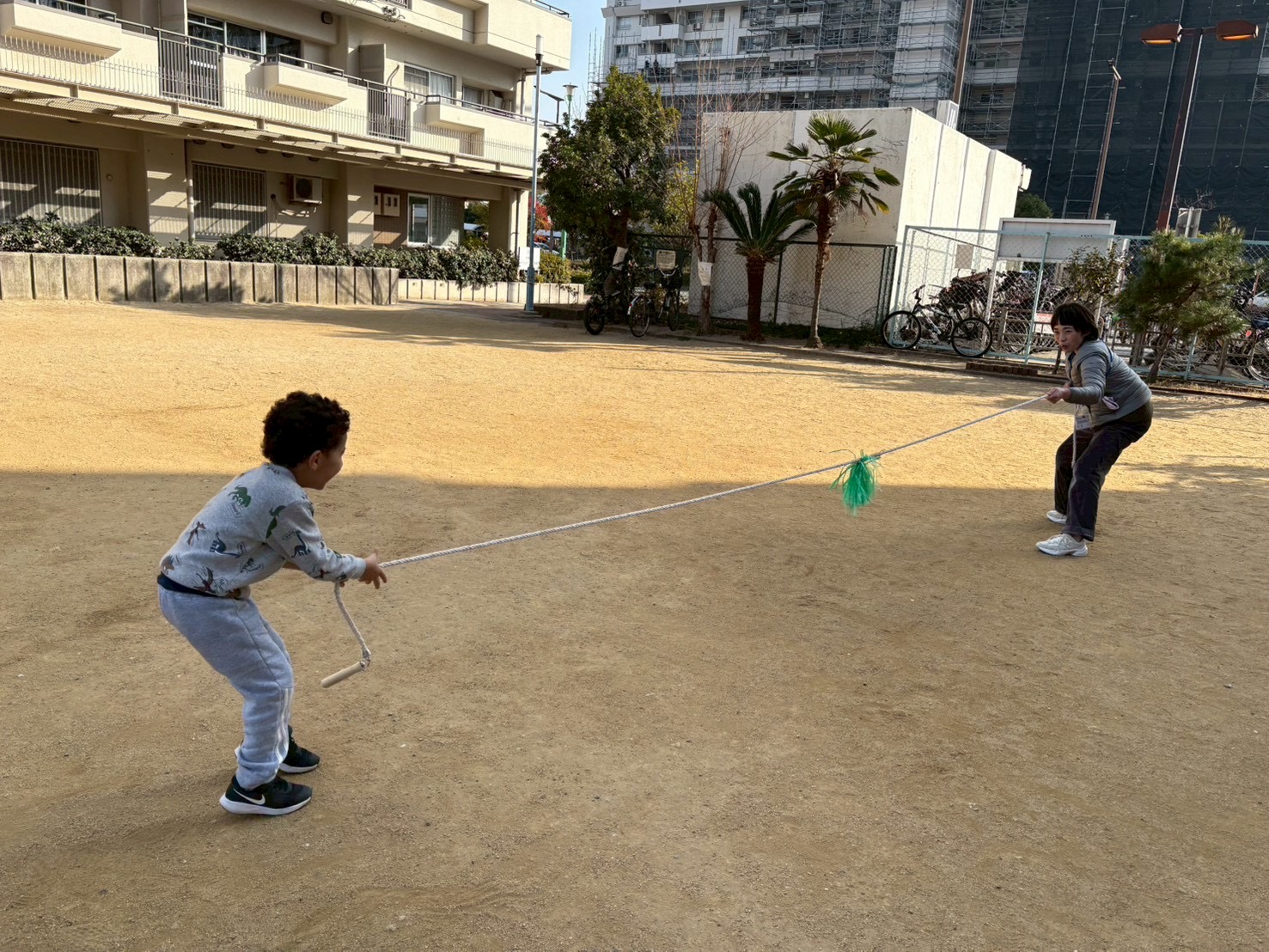 「通じ合う笑顔。」 言葉がなくても、視線を合わせるだけで通じ合っていることがわかる、スタッフと子どものツーショット。