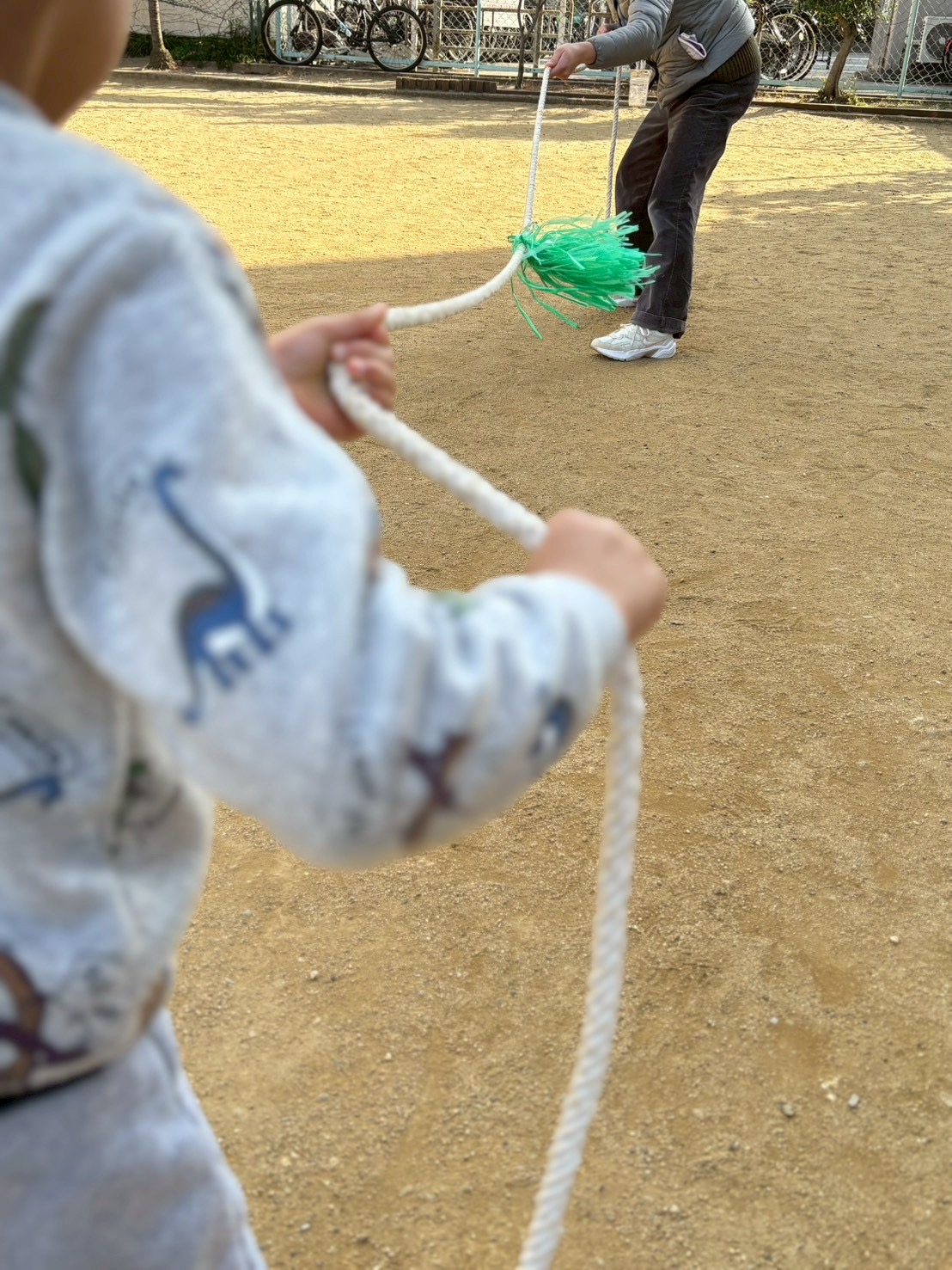 小さな手で力一杯引っ張る先には安心して任せられるスタッフがいる。