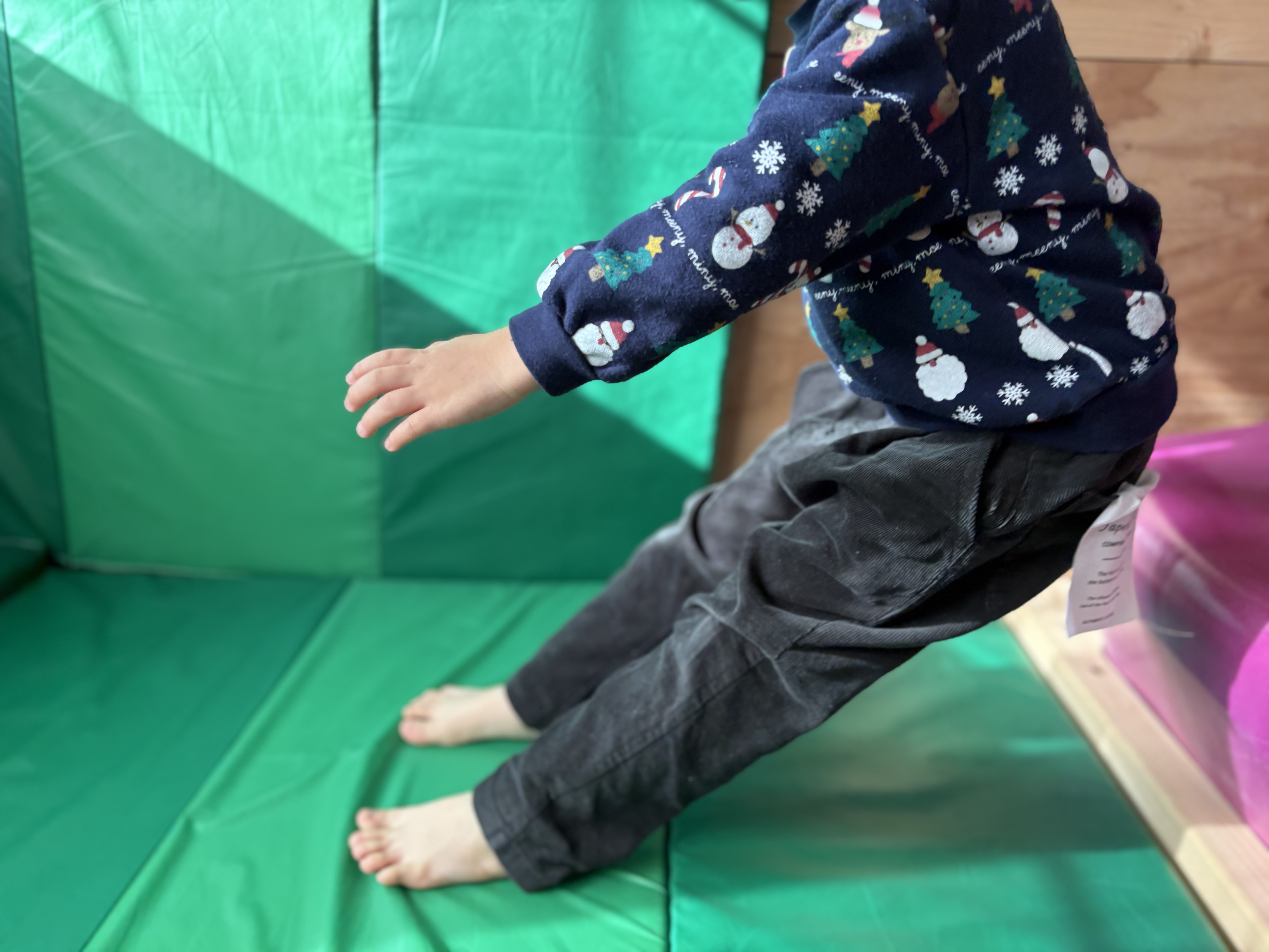 「トンッ！と柔らかい着地。」

段差から飛び降りた瞬間の足首。足裏全体で衝撃を分散し、怪我をしにくい柔軟な身のこなしを習得中。