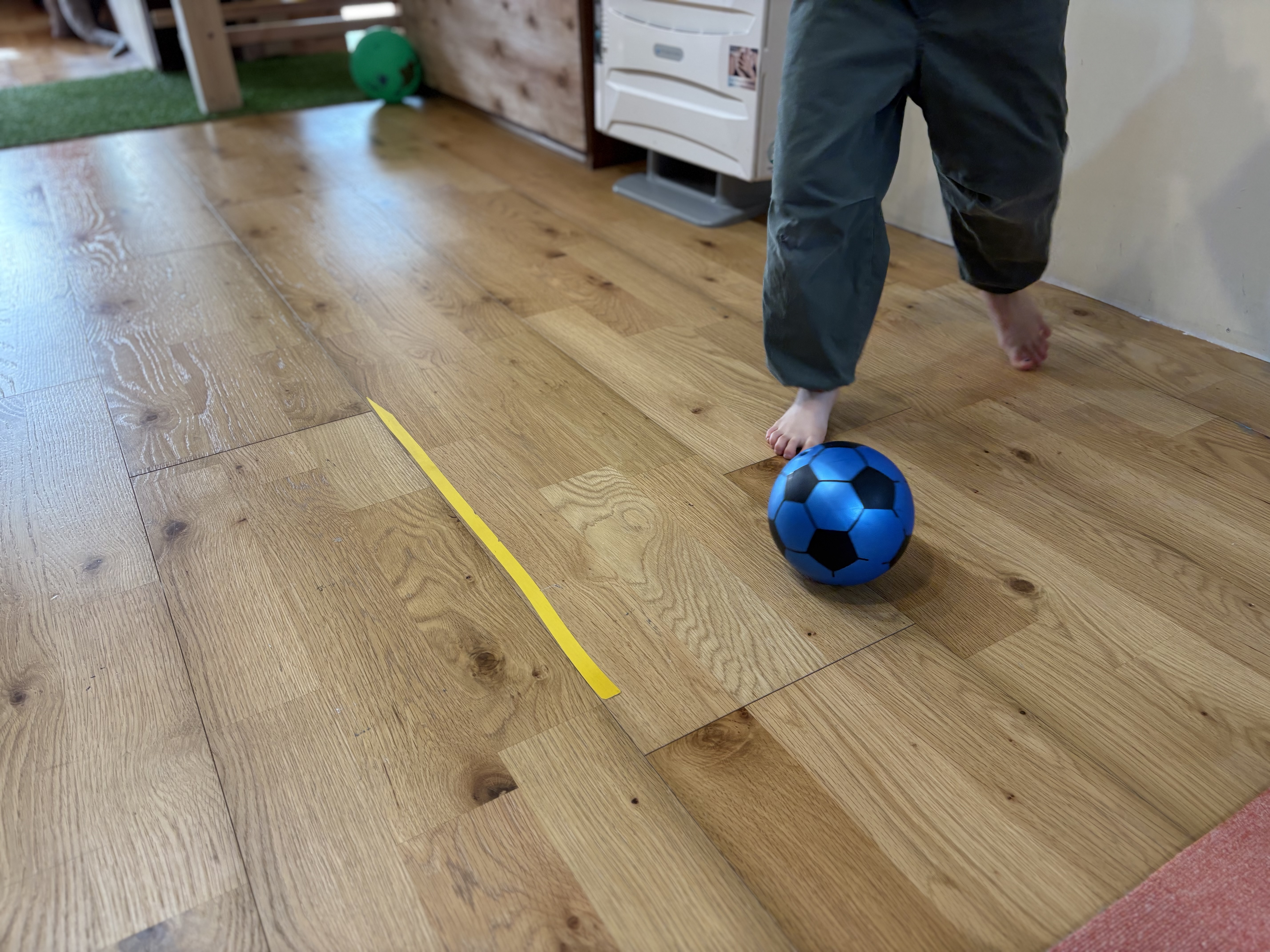 「地面を強く蹴り出す一瞬。」

サッカーでボールを蹴る直前の軸足。指先が地面に食い込み、最大のパワーを生み出しています。